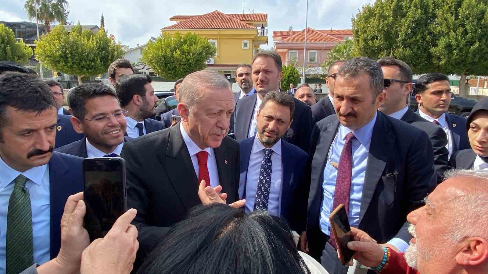 Cumhurbaşkanı Erdoğan'a cuma namazında vatandaşlardan sevgi seli