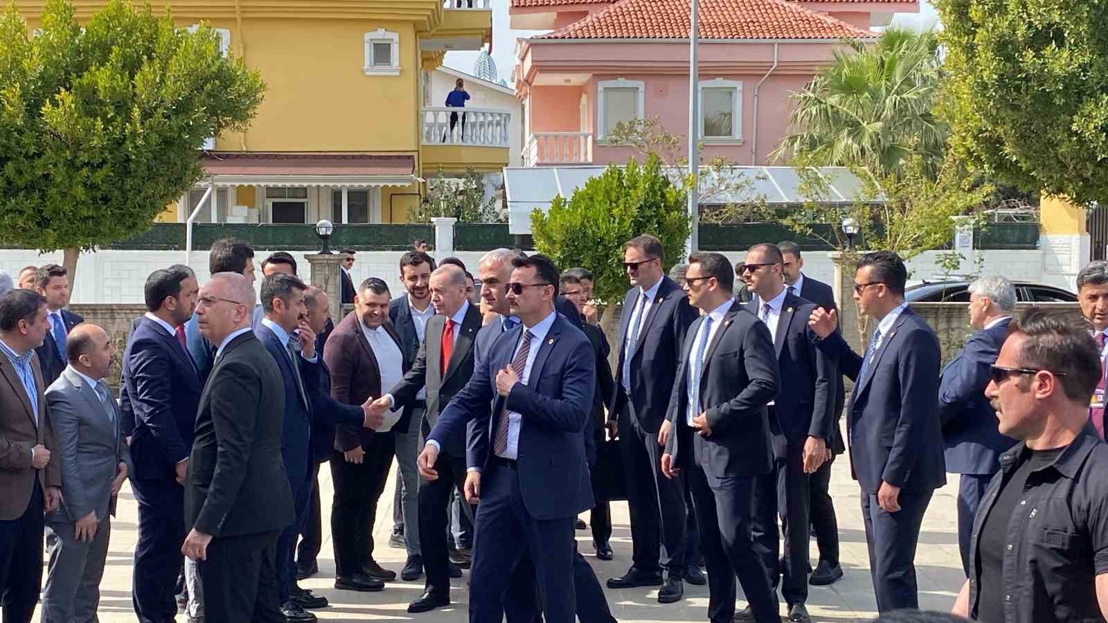 Cumhurbaşkanı Erdoğan'a cuma namazında vatandaşlardan sevgi seli