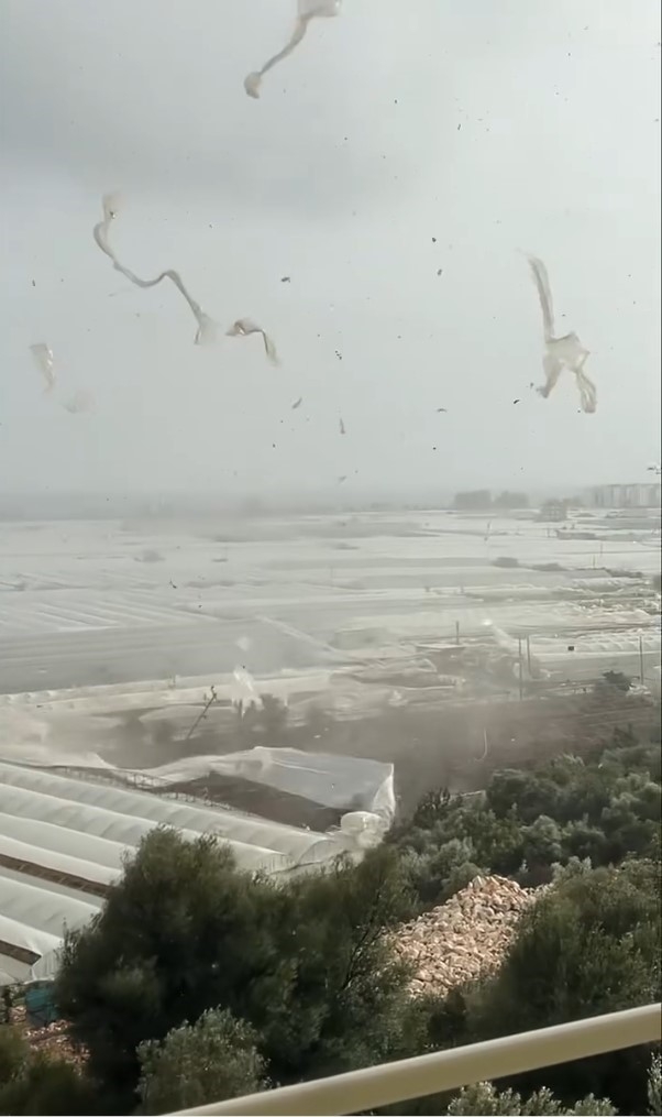 Demre'de hortumun seraları yerle bir ettiği anlar kamerada