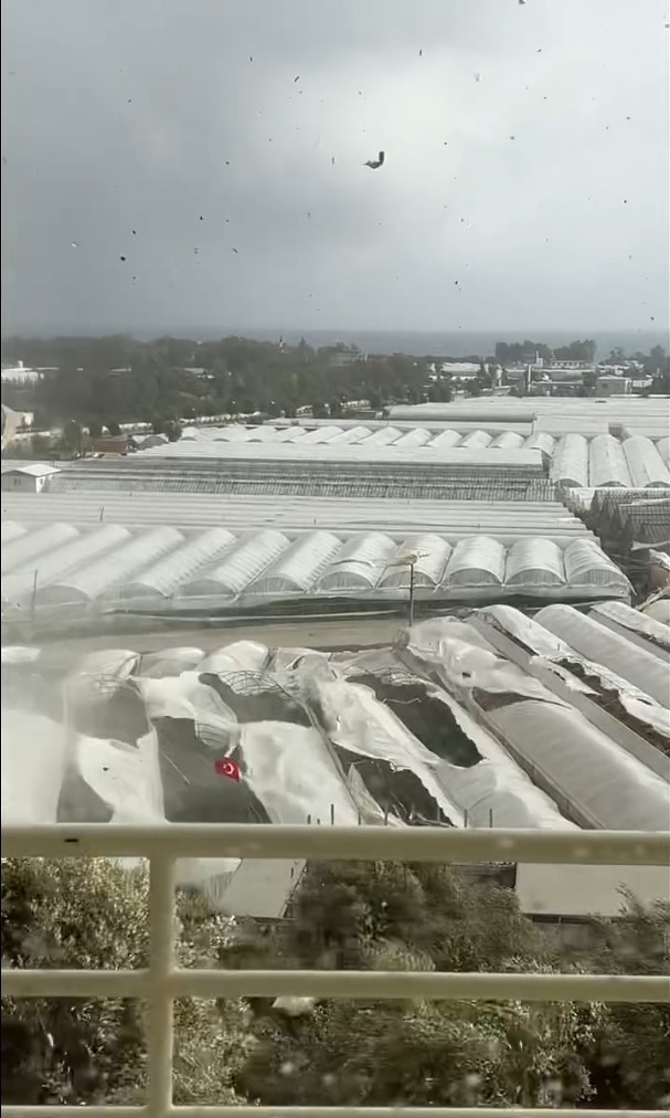 Demre'de hortumun seraları yerle bir ettiği anlar kamerada