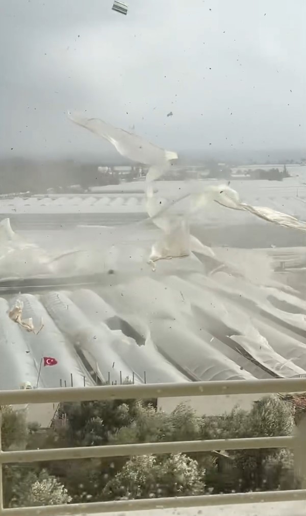 Demre'de hortumun seraları yerle bir ettiği anlar kamerada