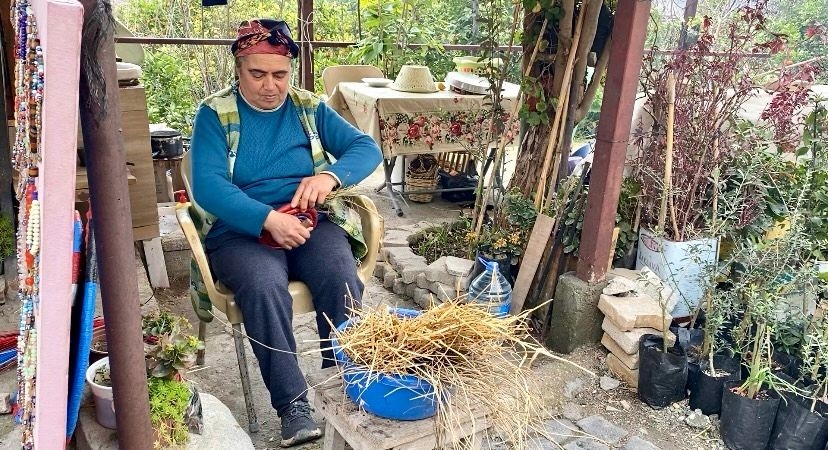 Depremzede kadının elinin değdiği buğday sapları, tepsi oluyor