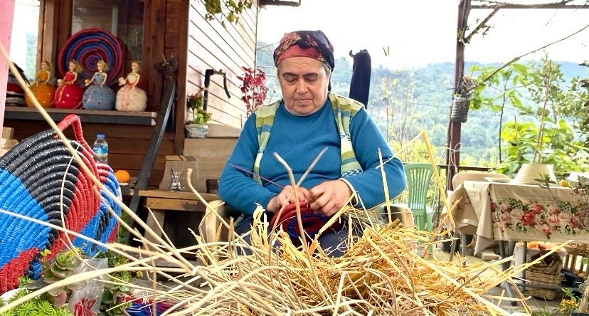 Depremzede kadının elinin değdiği buğday sapları, tepsi oluyor