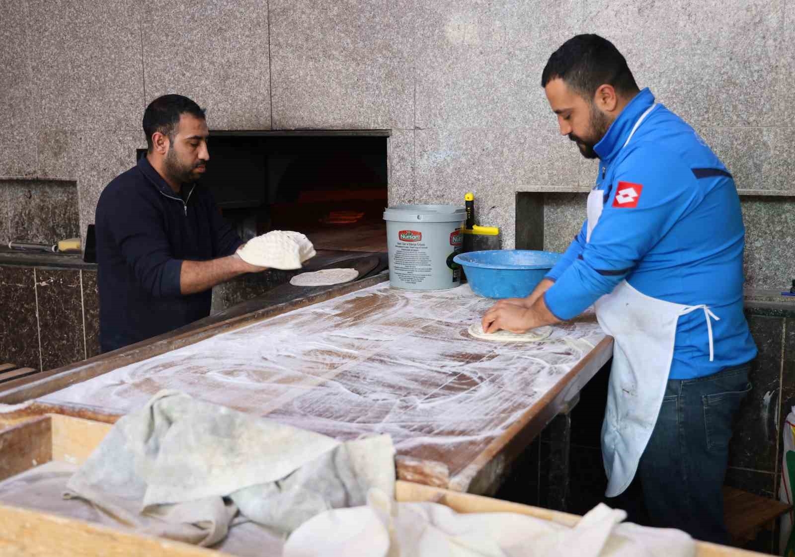 Fırında çalışan işçilerin zorlu Ramazan mesaisi
