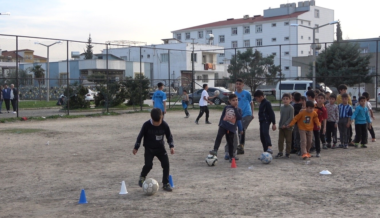 Futbol meraklısı depremzede çocuklar, toprak sahada tozu dumana katıyor