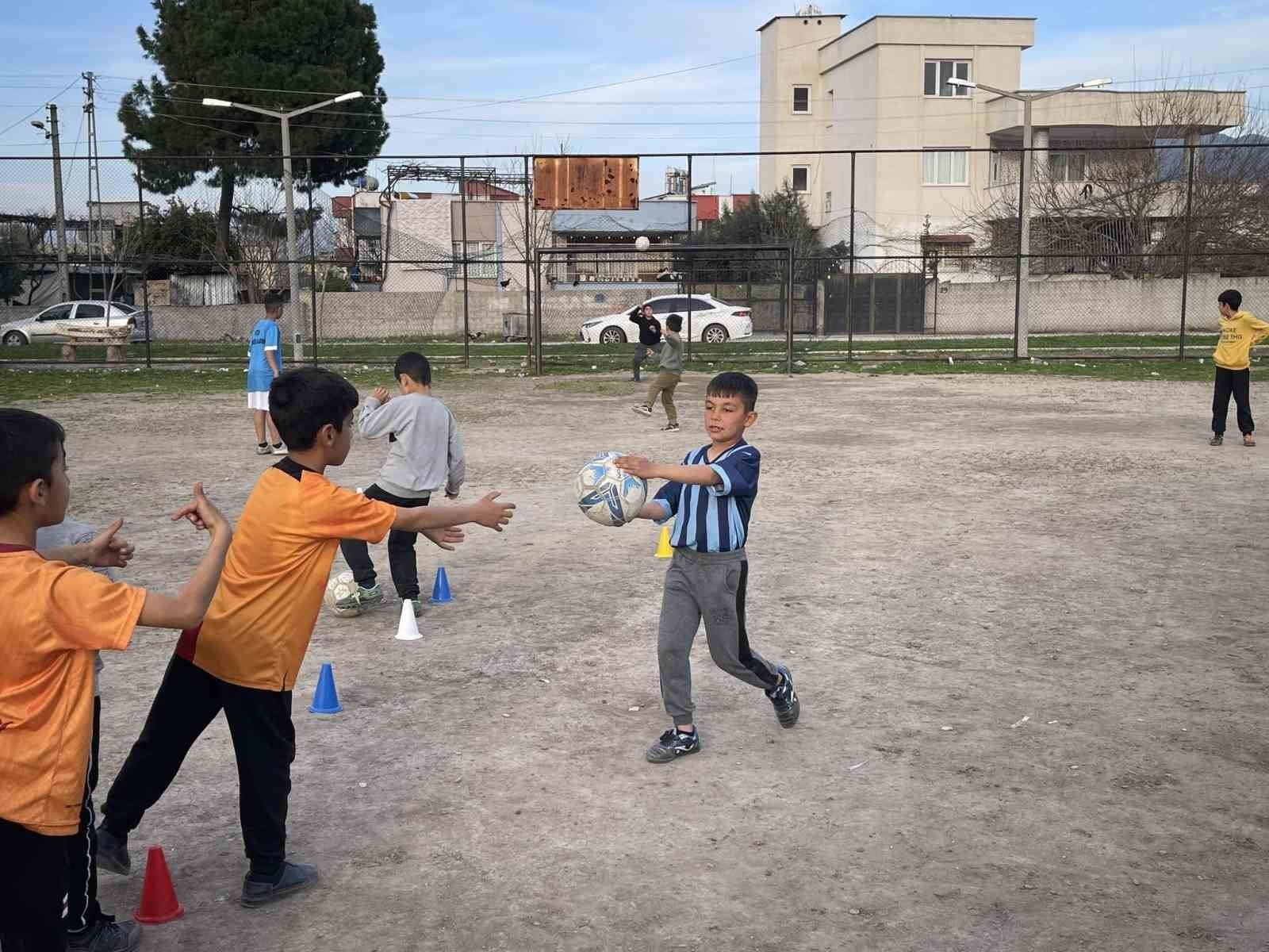 Futbol meraklısı depremzede çocuklar, toprak sahada tozu dumana katıyor
