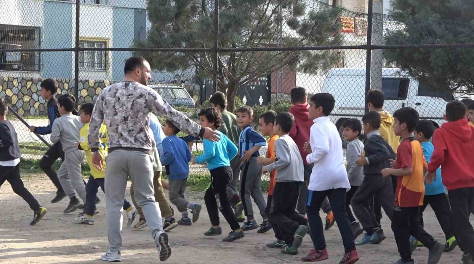 Futbol meraklısı depremzede çocuklar, toprak sahada tozu dumana katıyor