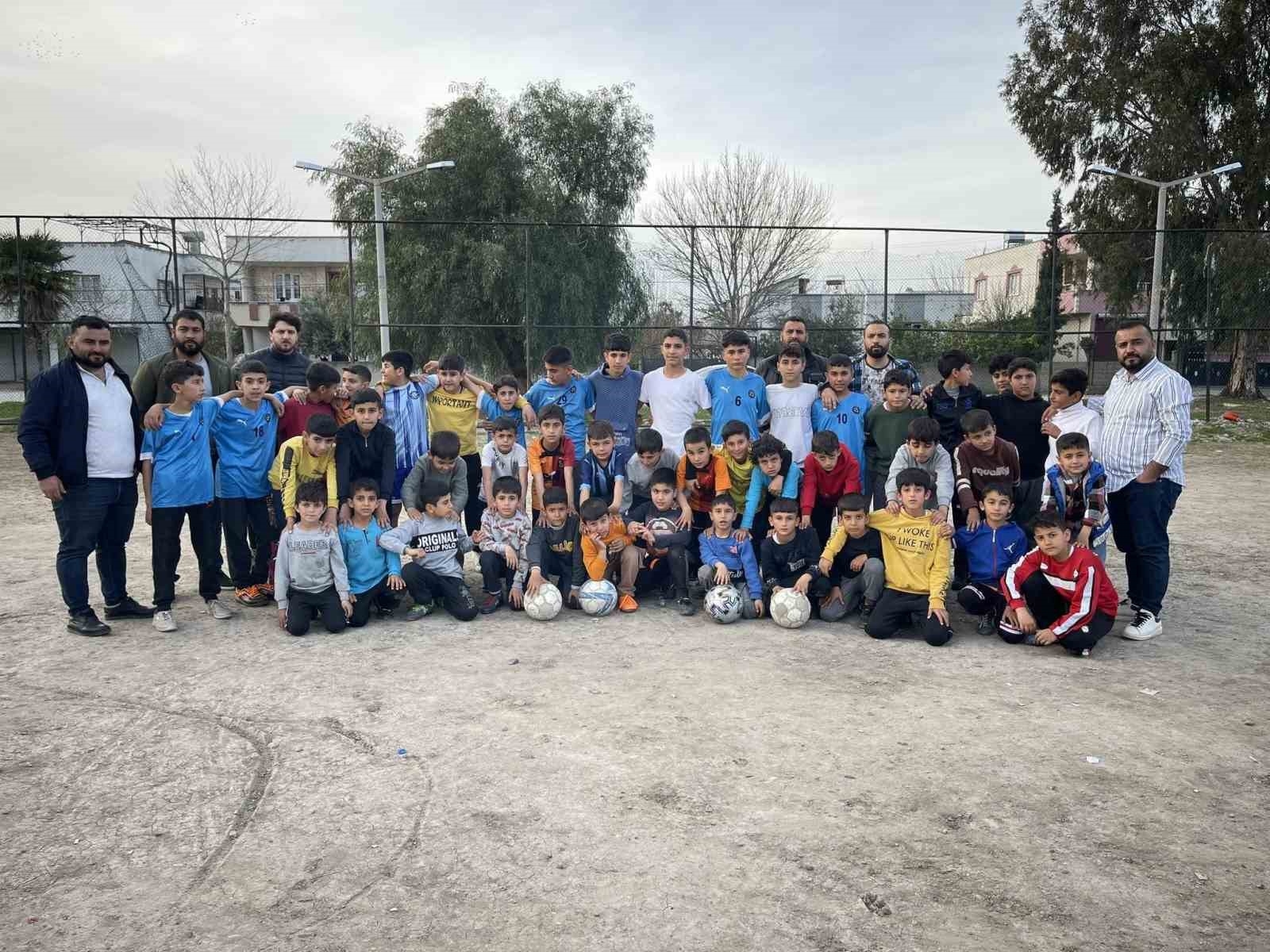 Futbol meraklısı depremzede çocuklar, toprak sahada tozu dumana katıyor