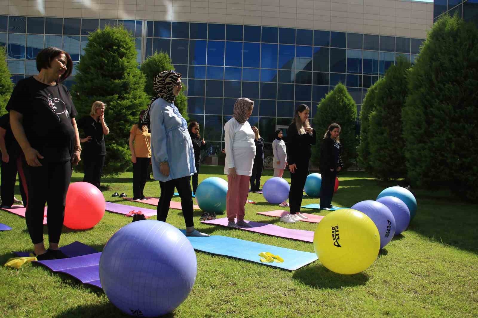 Gebe kadınlar hastane bahçesinde pilates yaptı