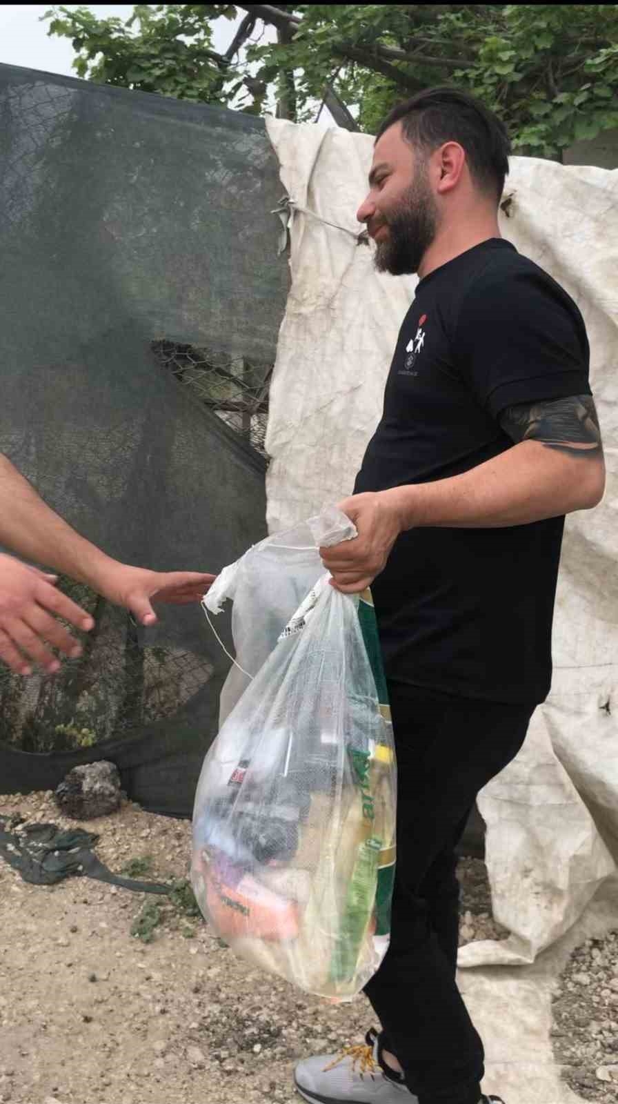 Her gün onlarca aileye yardım kolisi dağıtıyorlar
