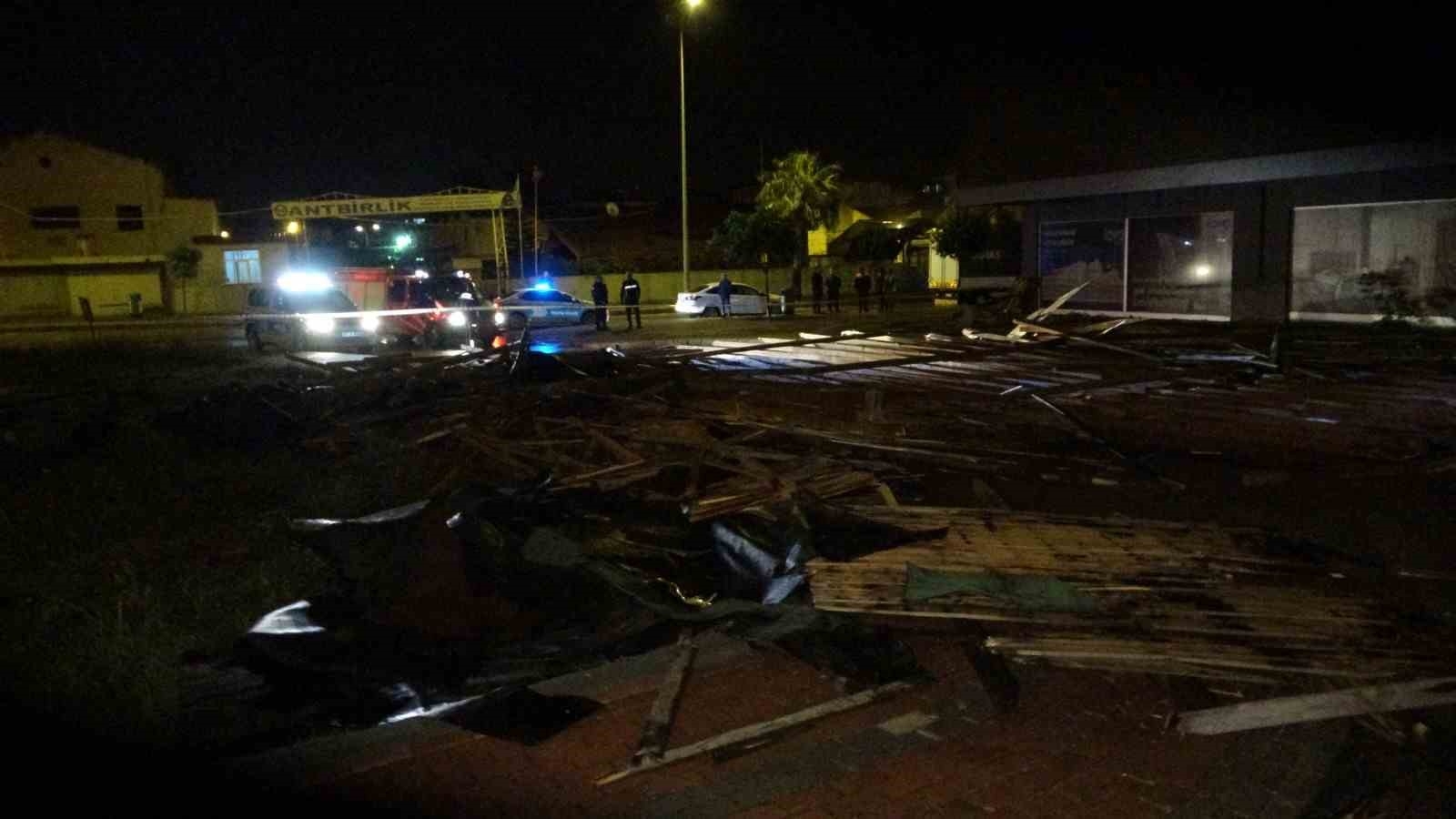 Hortum iş yerinin çatısını uçurdu, yolu kapattı