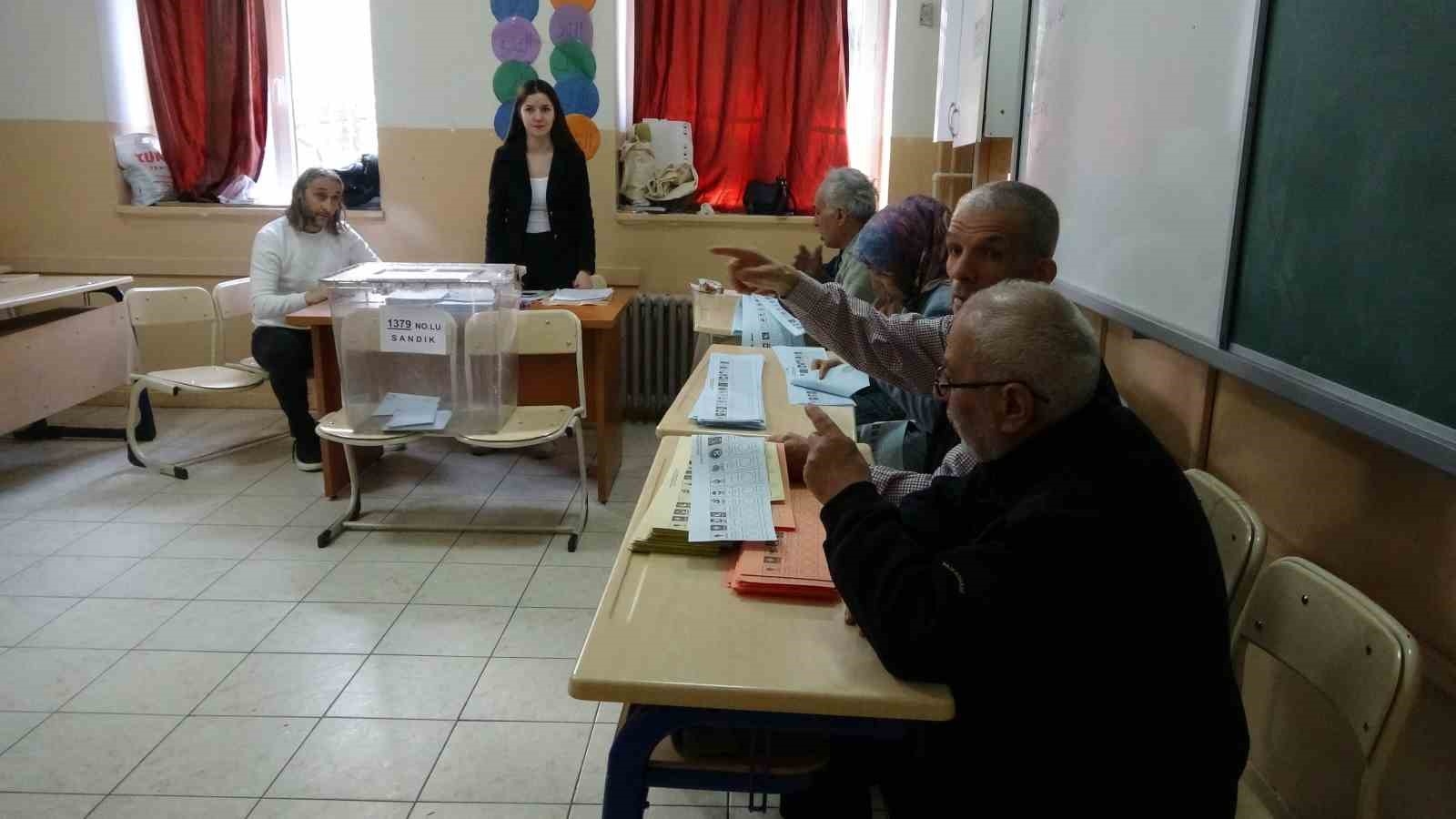 Isparta'da seçmenler oy kullanmaya başladı