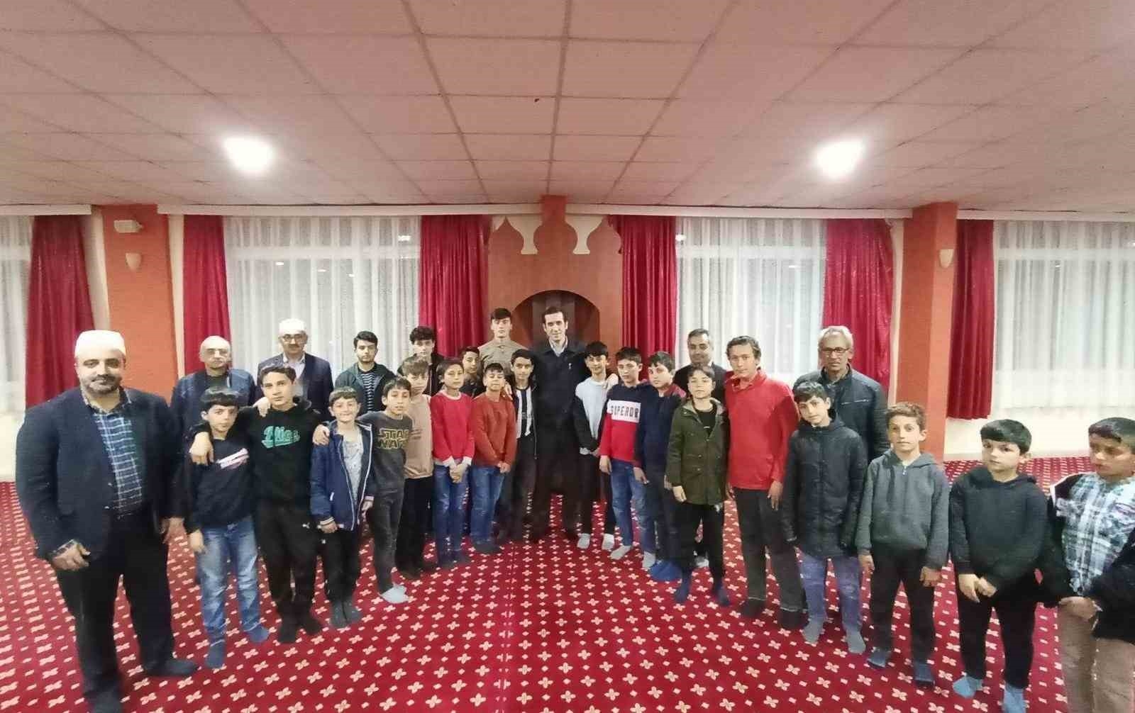 Kaymakam Topsakaloğlu, Kur'an Kursu öğrencileriyle iftar yaptı