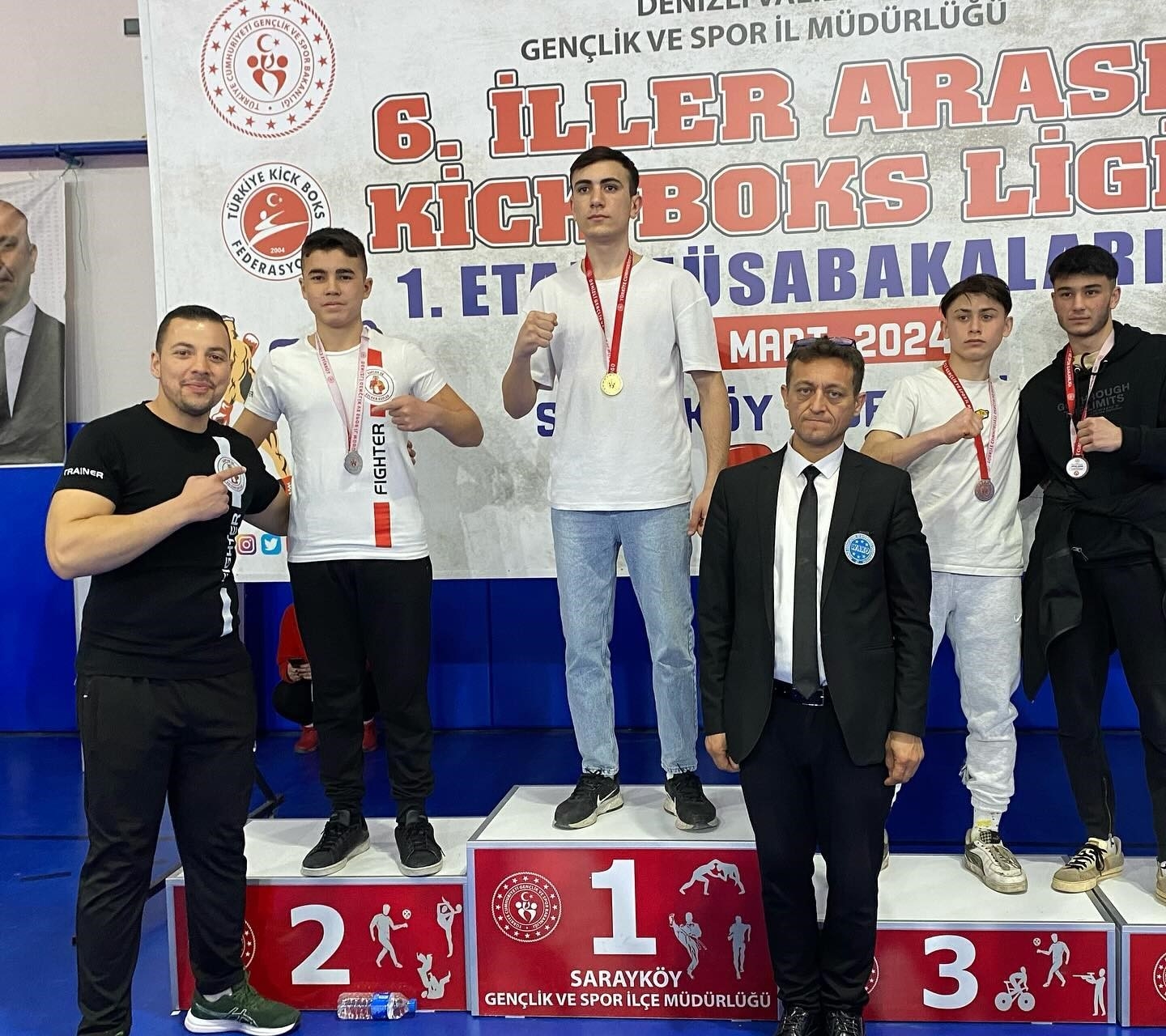Kemer Belediyesi kick boks sporcuları 5 madalya ile döndü