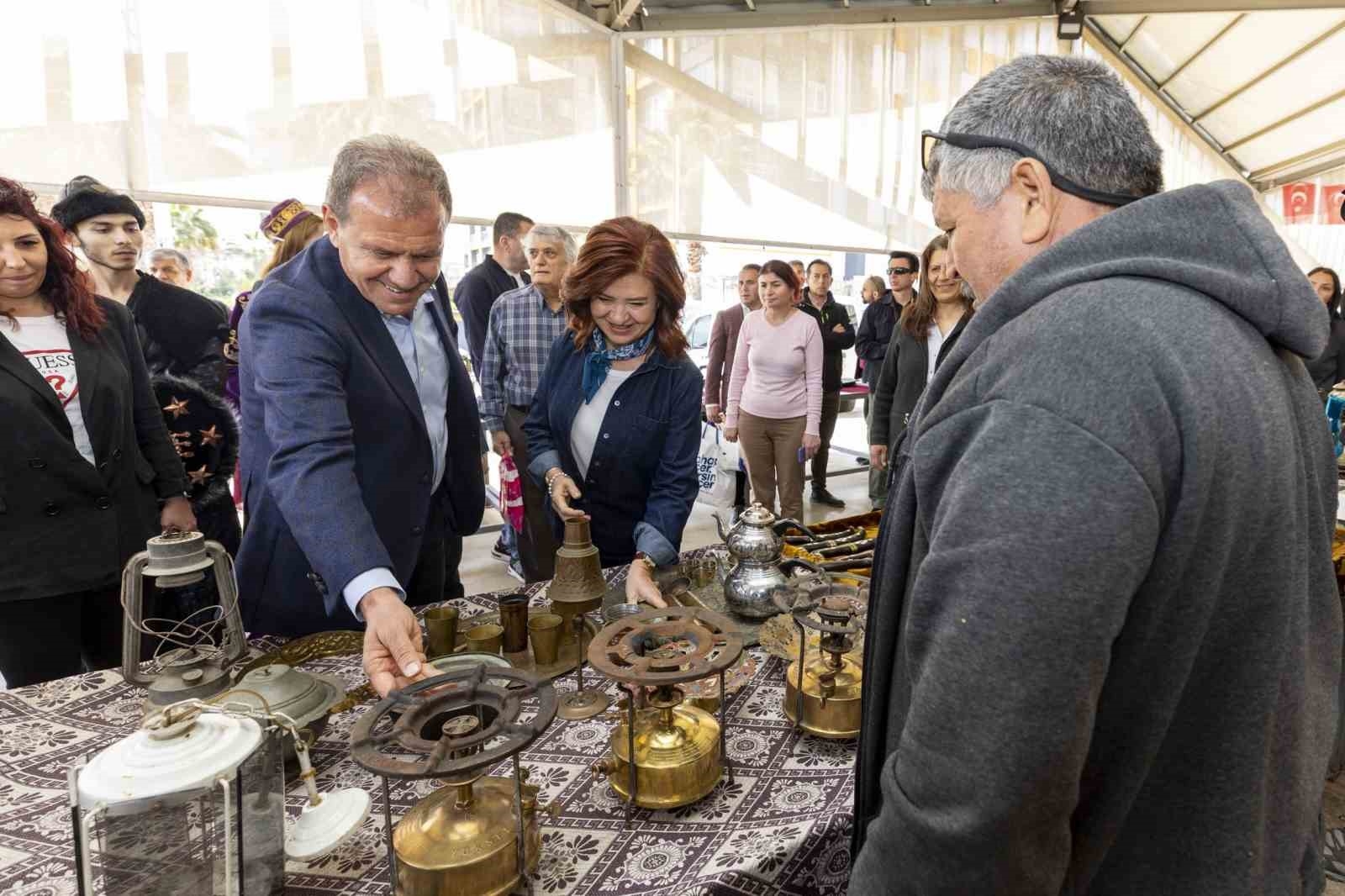 Koleksiyonerler ve antika tutkunları antika pazarında buluşuyor