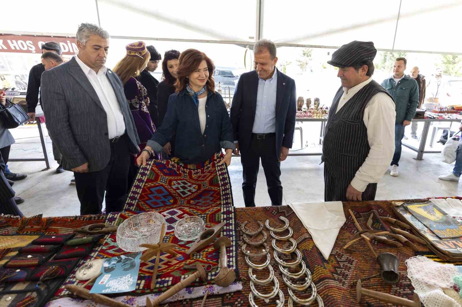 Koleksiyonerler ve antika tutkunları antika pazarında buluşuyor
