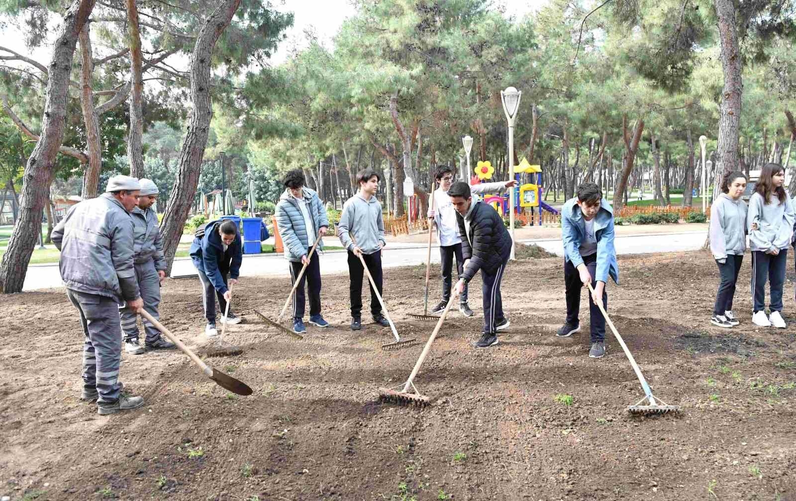 Konyaaltı'nda öğrenciler HayatPark'ı çimlendirdi
