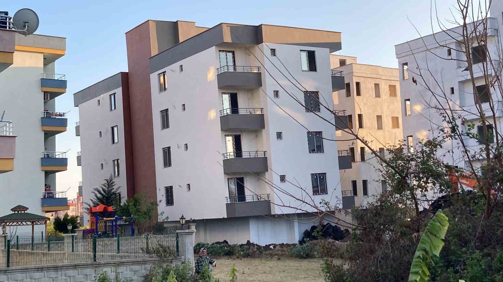 Mersin'de 4 katlı yeni bina yan yatmaya başladı