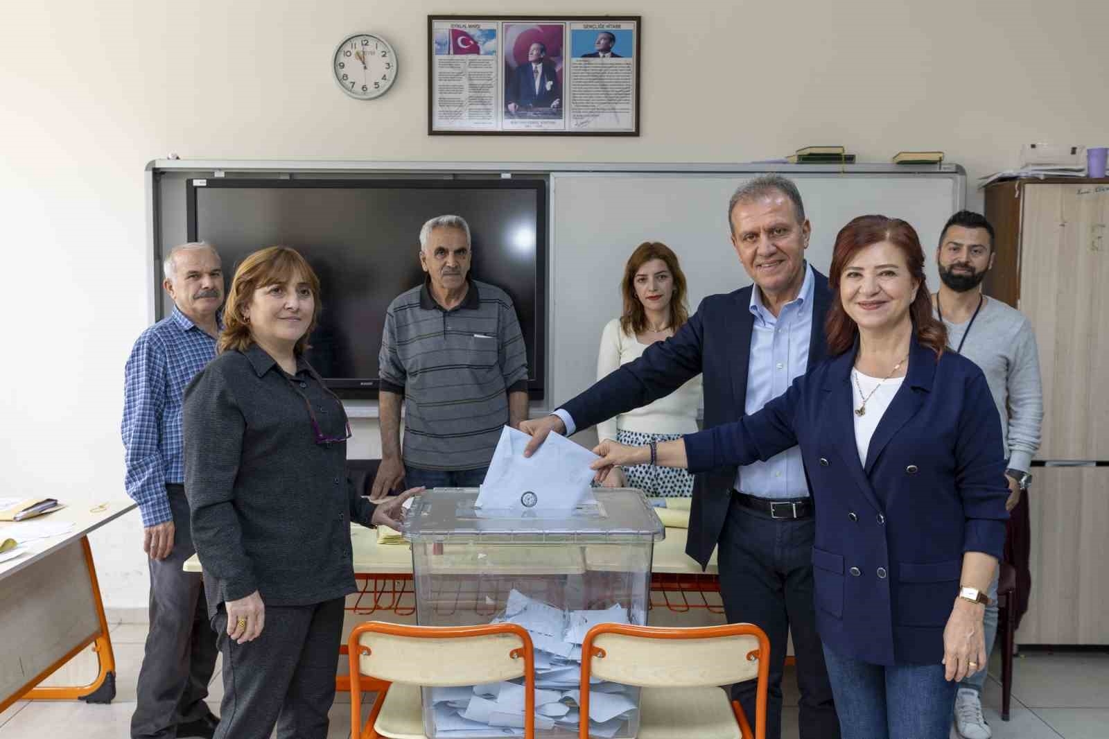 Mersin'de büyükşehir belediye başkan adayları oylarını kullandı