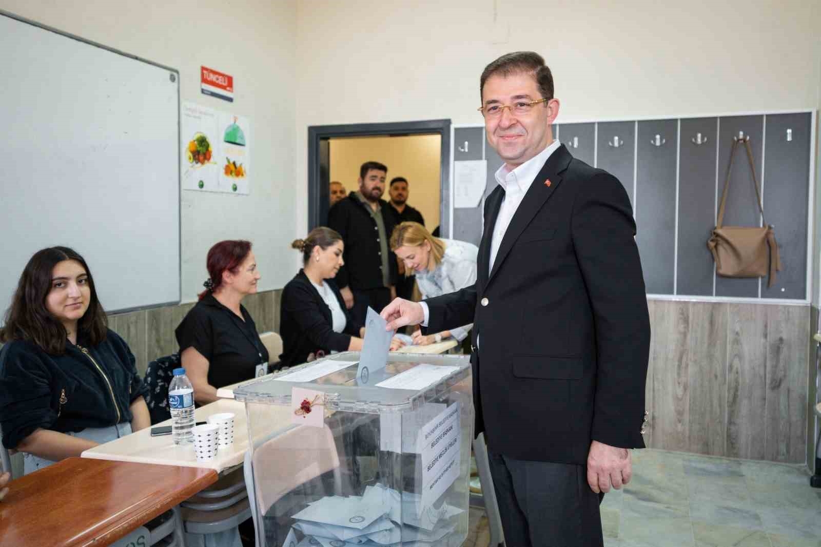 Mersin'de büyükşehir belediye başkan adayları oylarını kullandı
