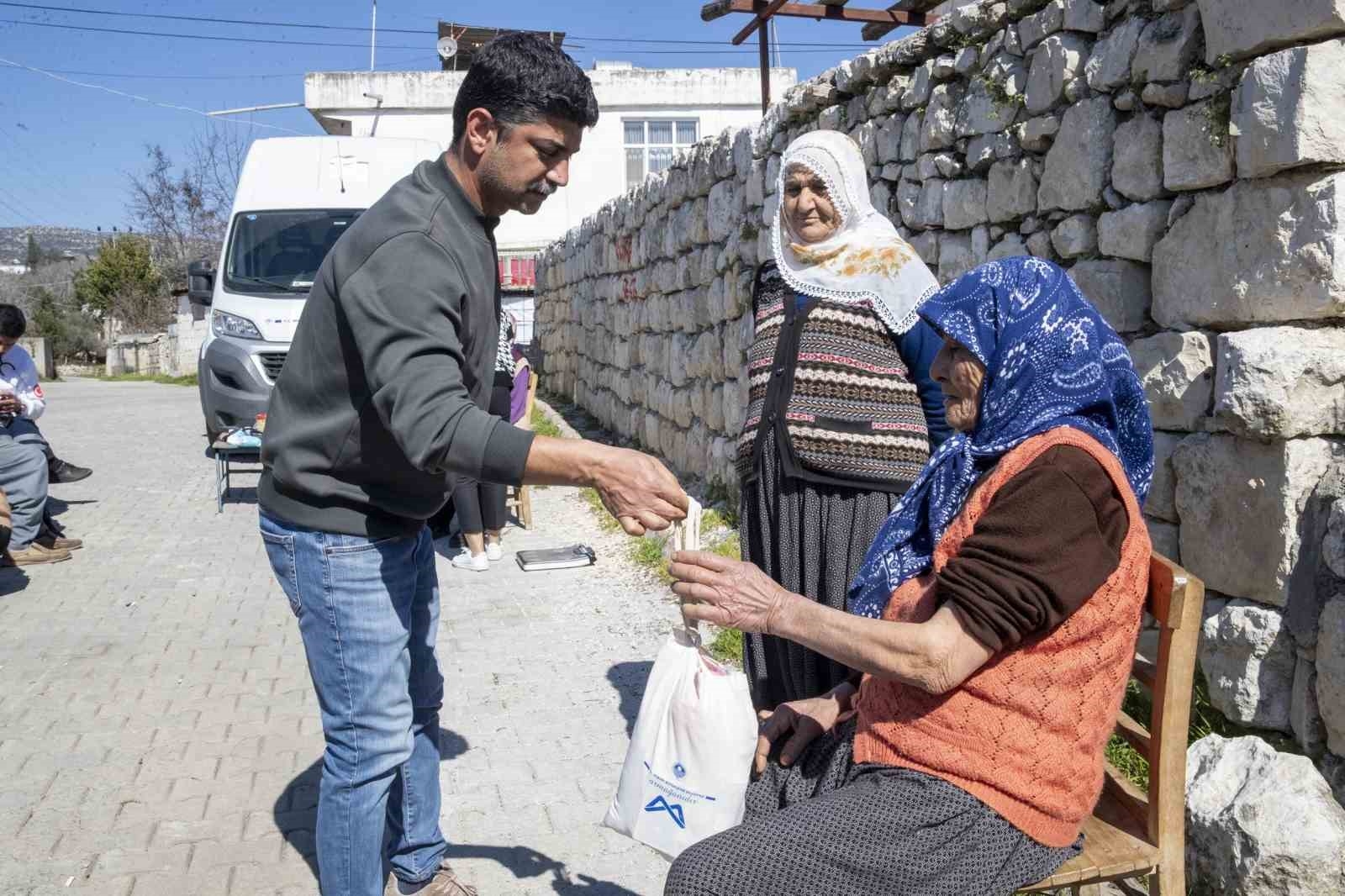 Mersin'de 'Gezici Sağlık Aracı' çalışmalarını sürdürüyor