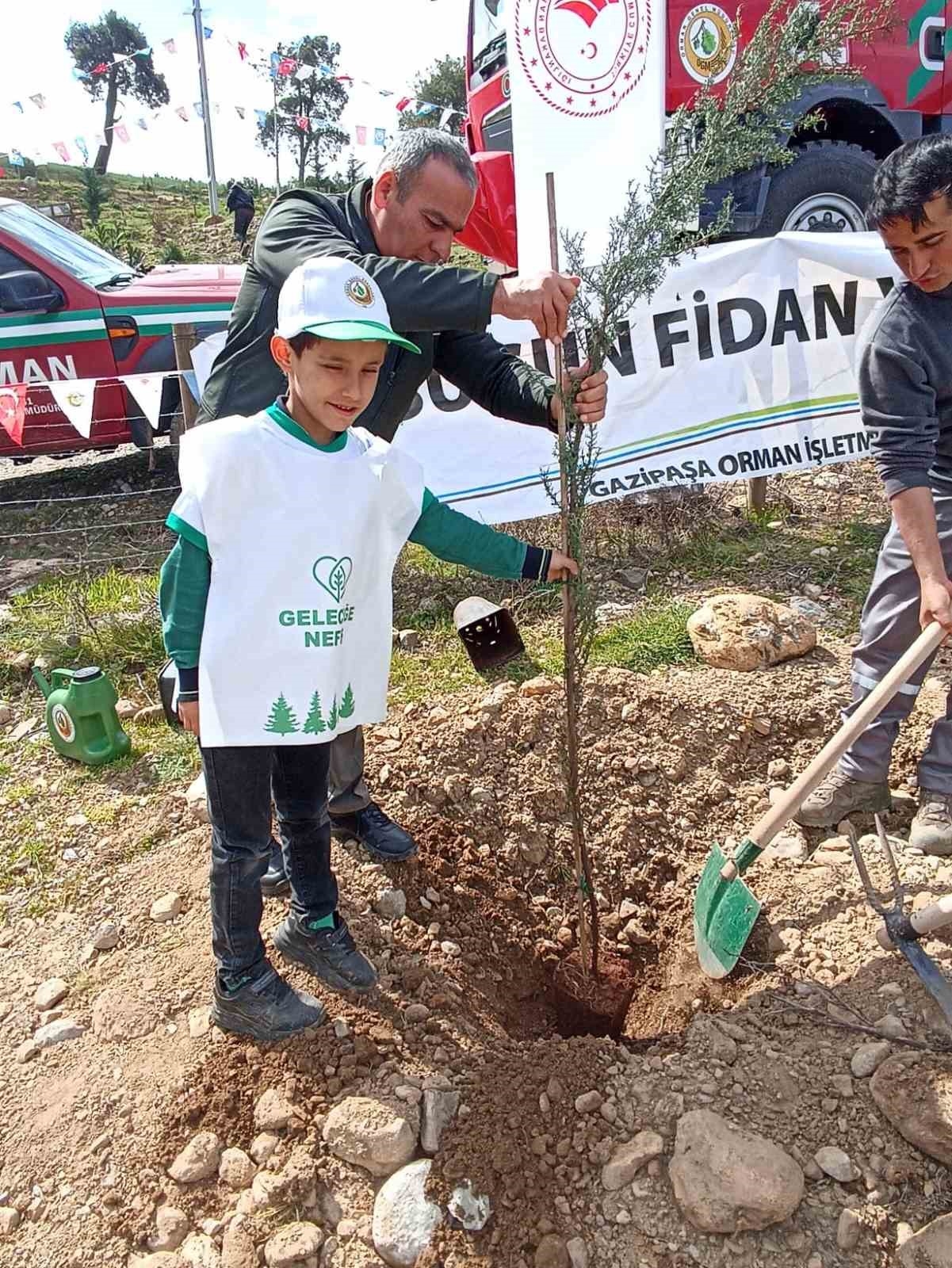 Minikler 'Orman Haftası'nı ağaç dikerek kutladı