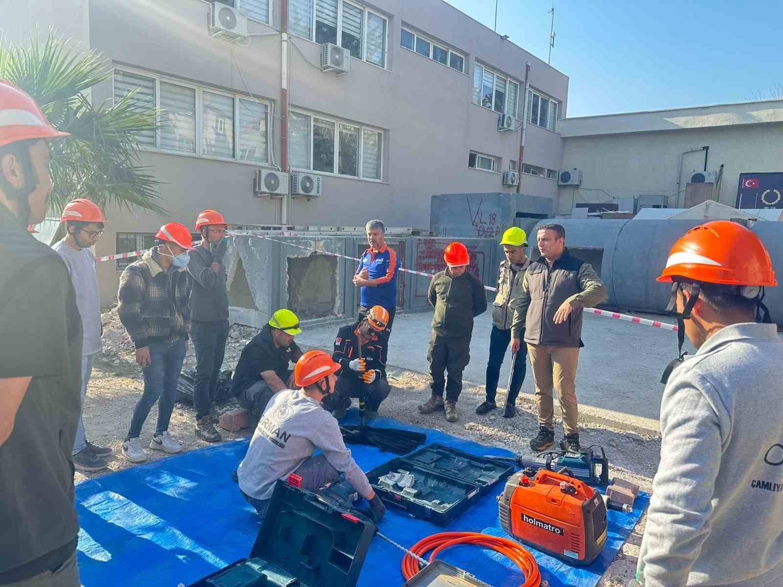 Ormancılara depremde arama-kurtarma ve yangın konularında eğitim verildi