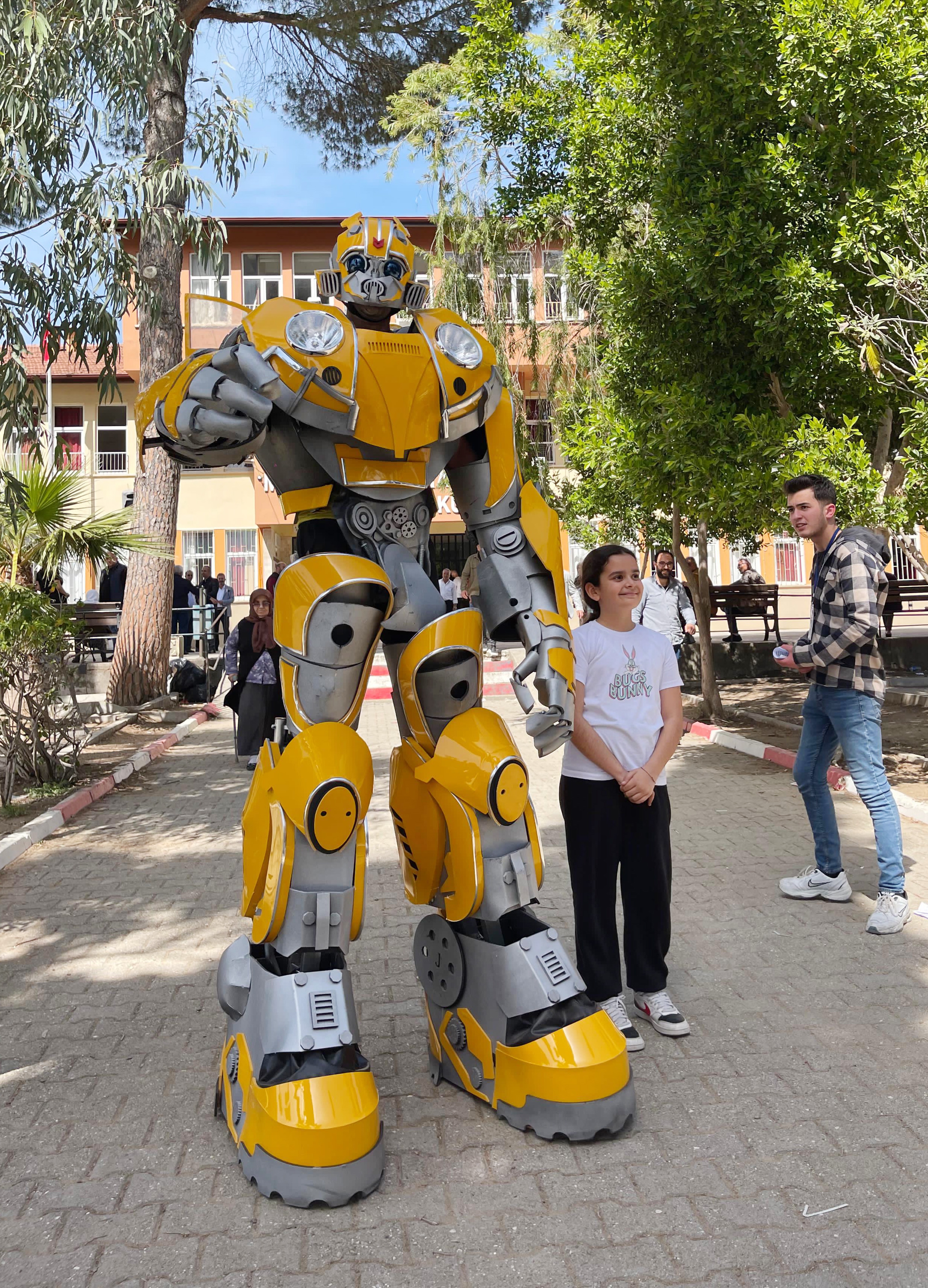 Oy kullanmaya robot kostümüyle geldi