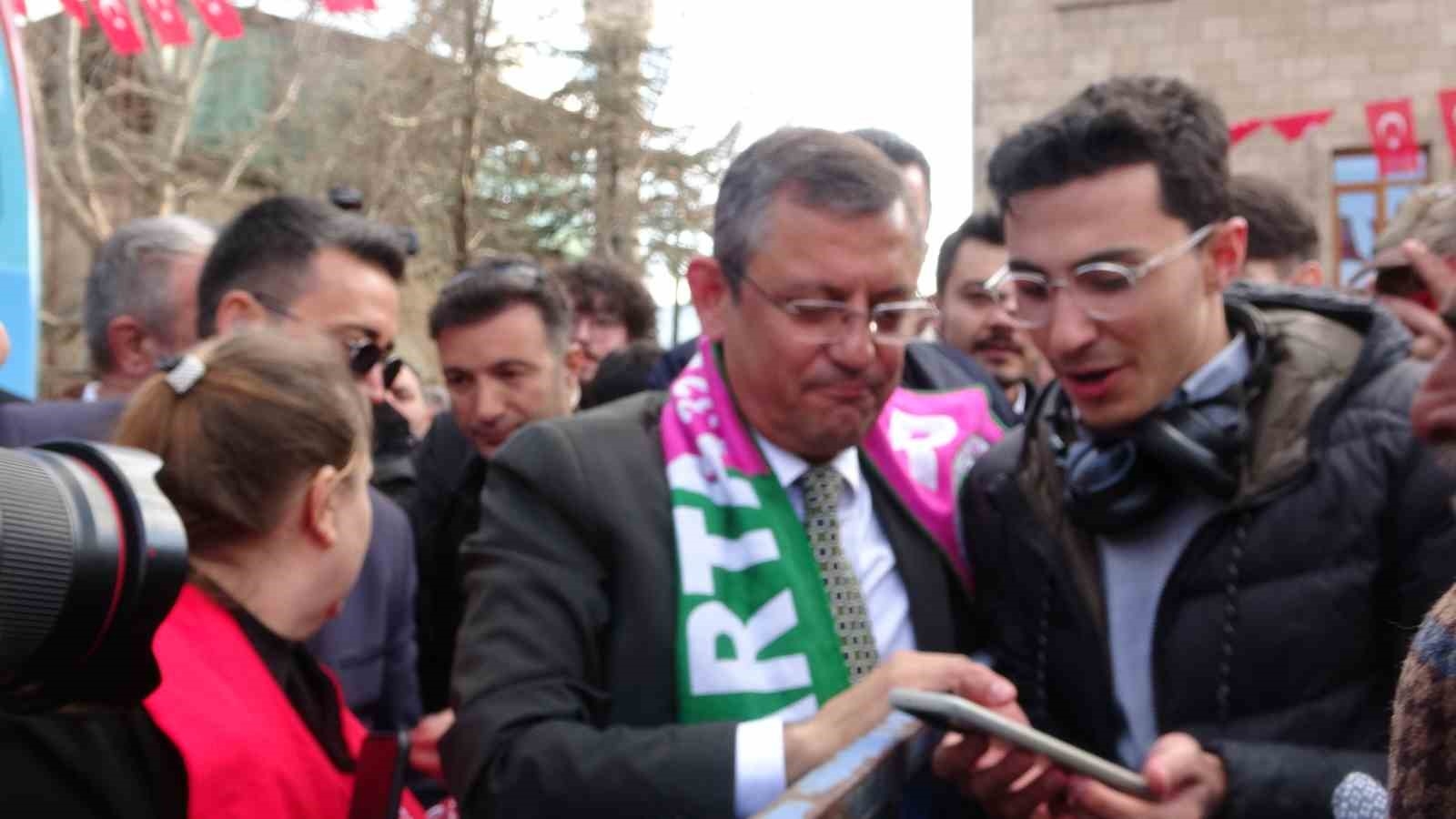 Özgür Özel: "İstanbul İl Başkanlığında çekildiği iddia edilen görüntüler 2019 yılına ait"