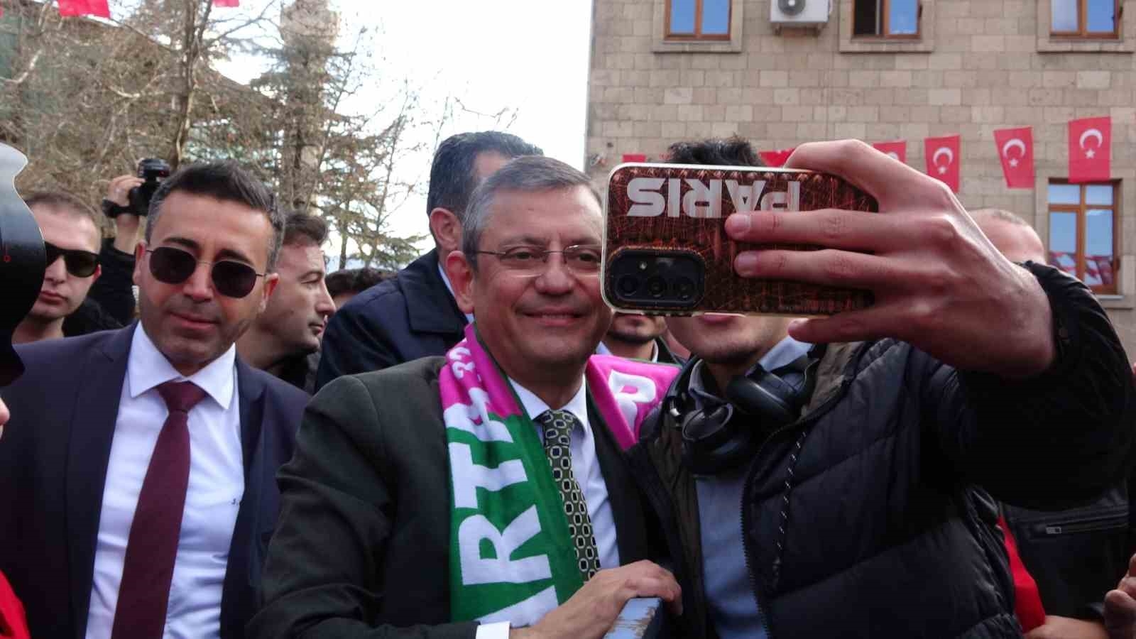 Özgür Özel: "İstanbul İl Başkanlığında çekildiği iddia edilen görüntüler 2019 yılına ait"