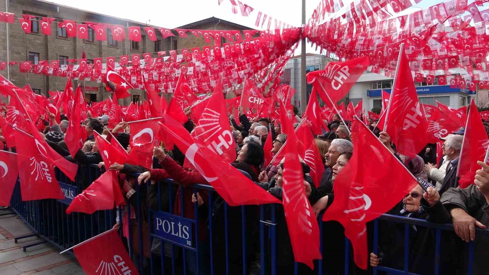 Özgür Özel: "İstanbul İl Başkanlığında çekildiği iddia edilen görüntüler 2019 yılına ait"