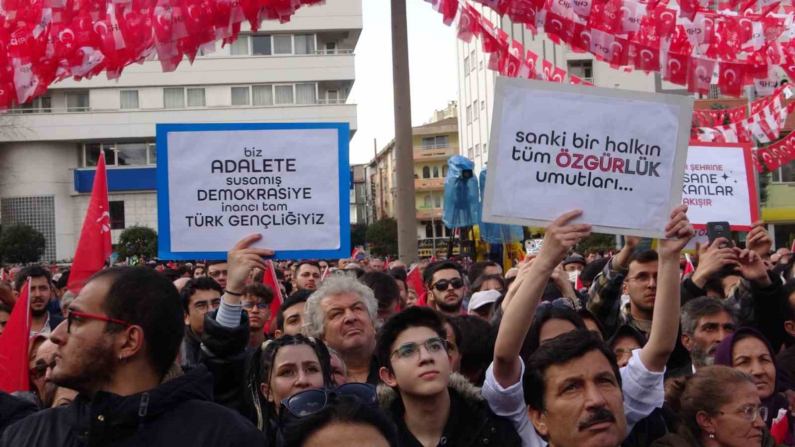 Özgür Özel: "İstanbul İl Başkanlığında çekildiği iddia edilen görüntüler 2019 yılına ait"