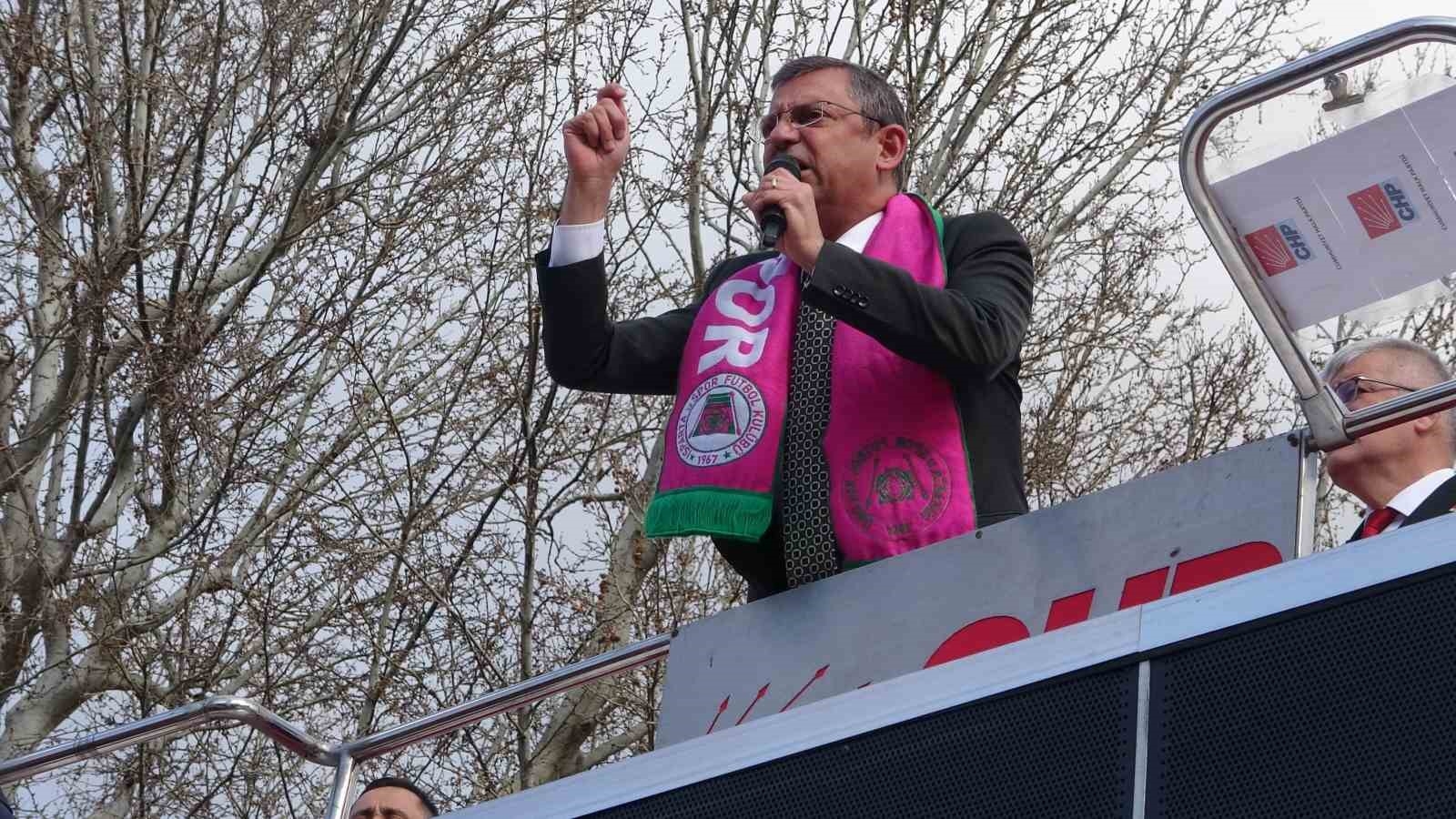 Özgür Özel: "İstanbul İl Başkanlığında çekildiği iddia edilen görüntüler 2019 yılına ait"