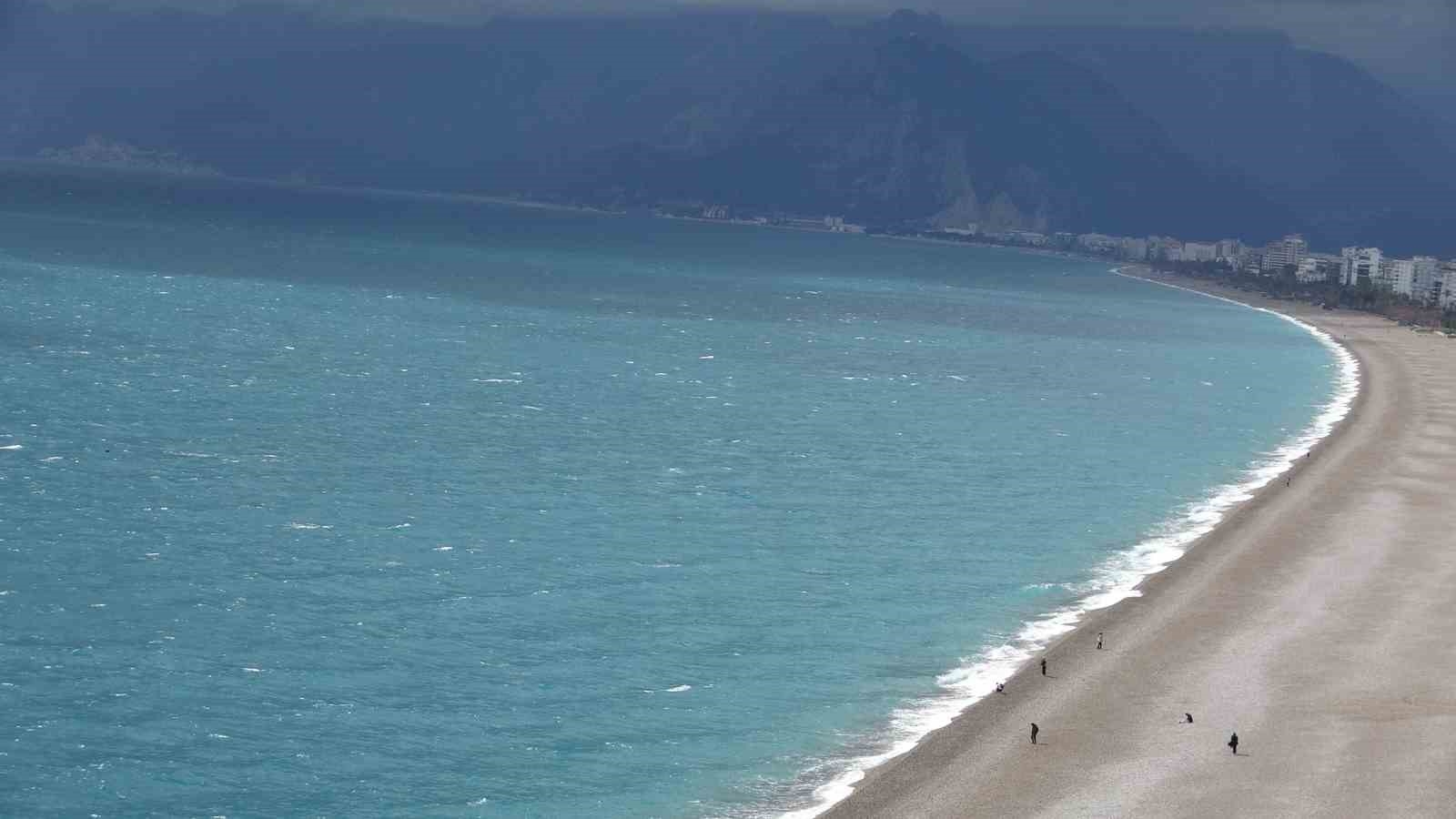 Sağanak ve fırtına alarmı verilen Antalya'da uçurtma sörfü keyfi