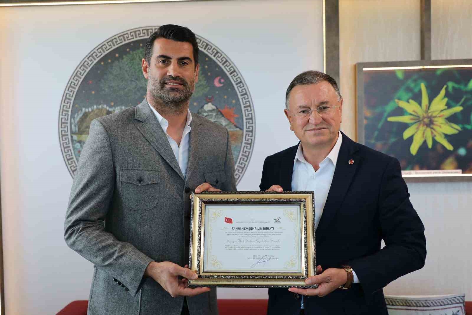Volkan Demirel'e, Hatay fahri hemşerilik beratı verildi