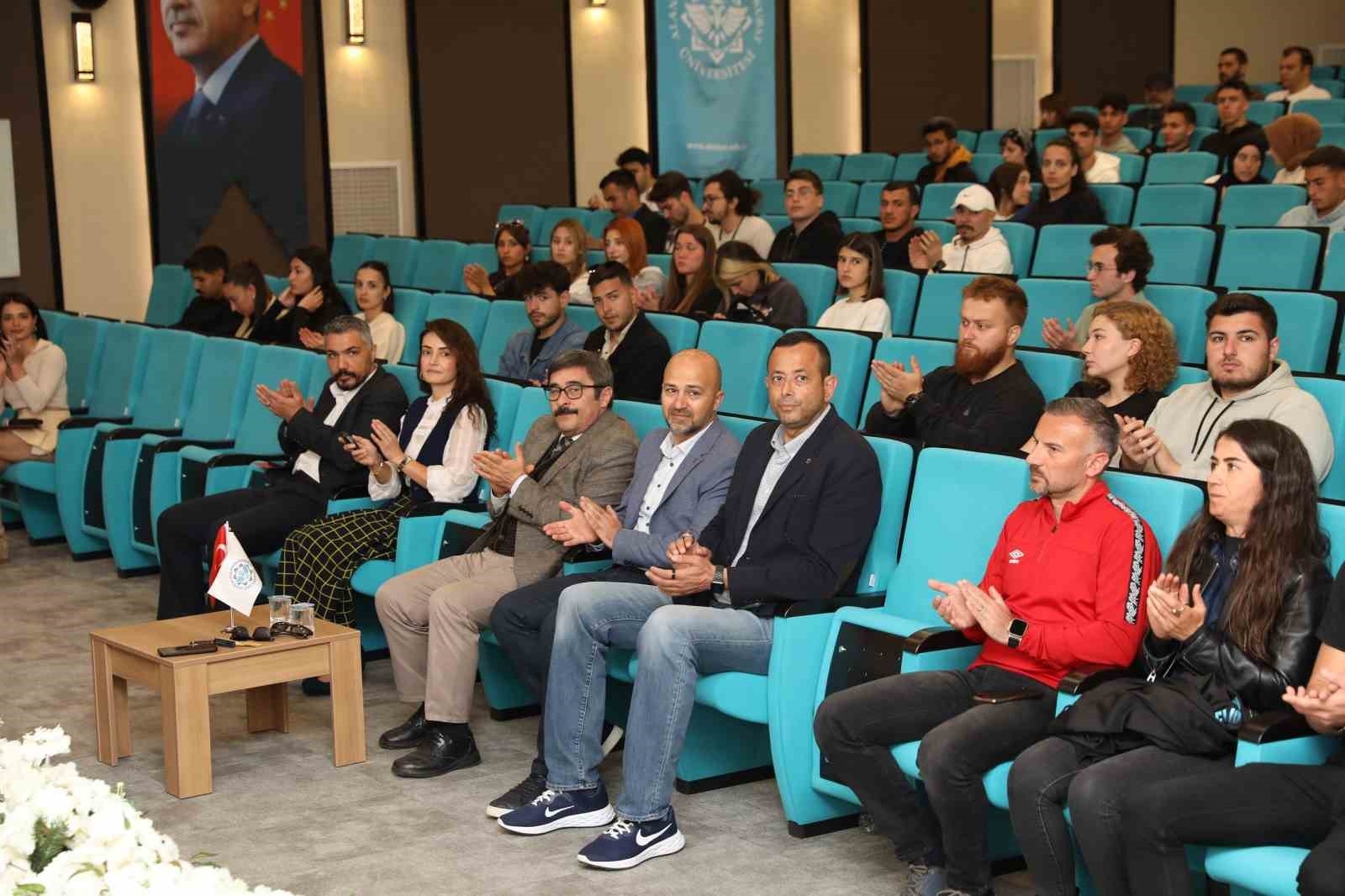 Yamaç paraşütü tutkunları ALKÜ'de buluştu