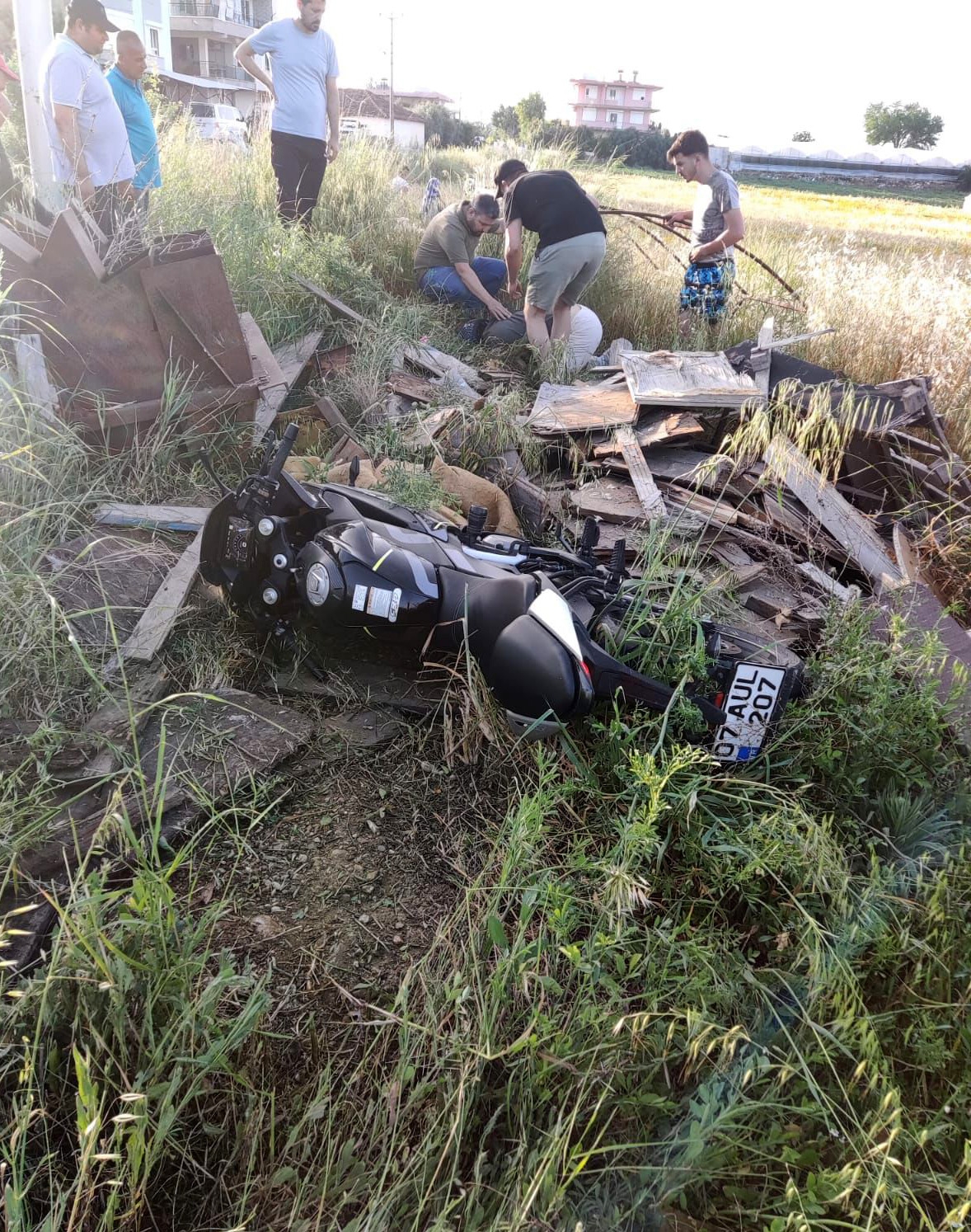 2 aylık evli çift, motosiklet kazasında yaralandı