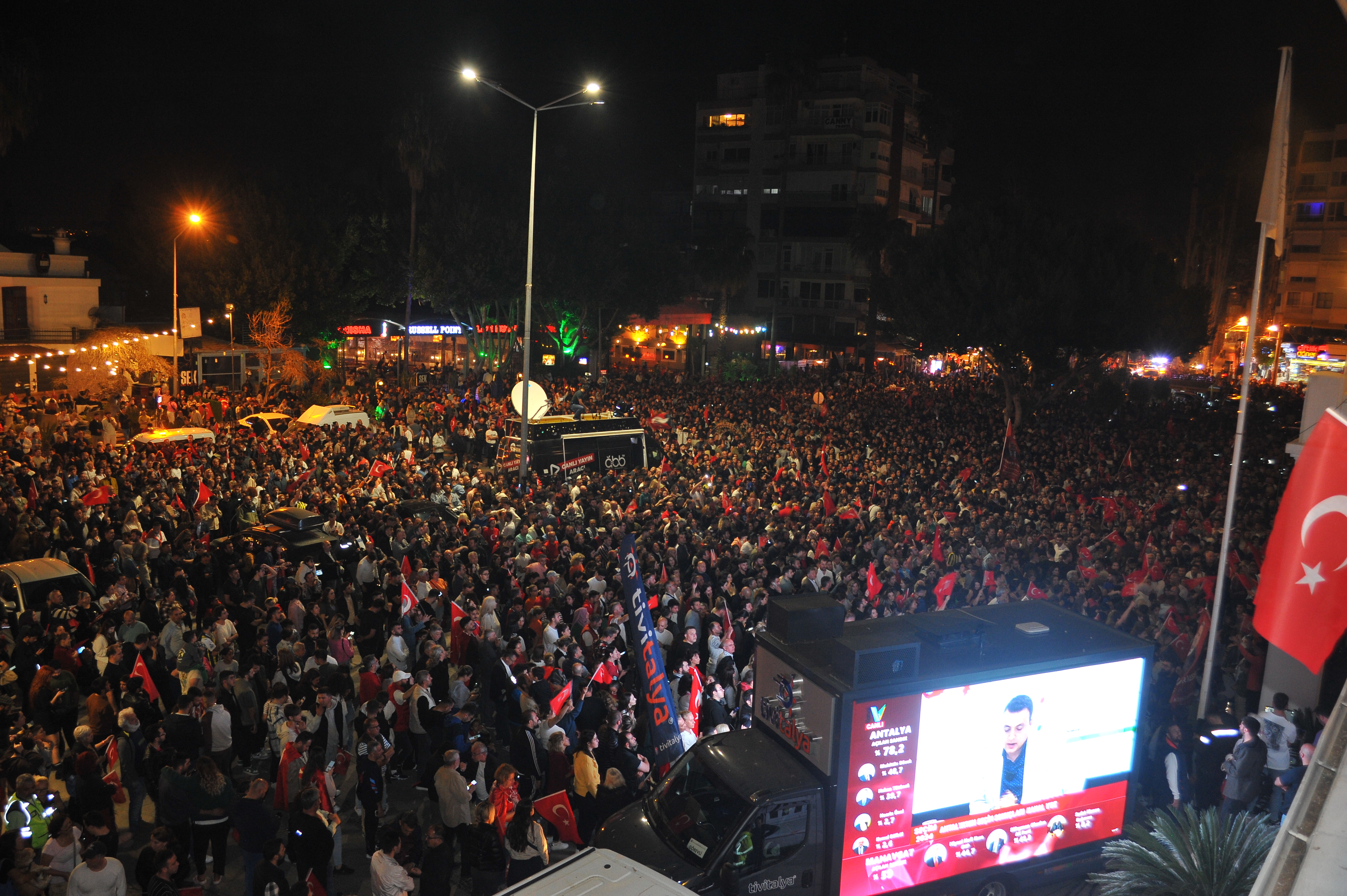 ‘5 yıl daha’ coşku ile kutlandı