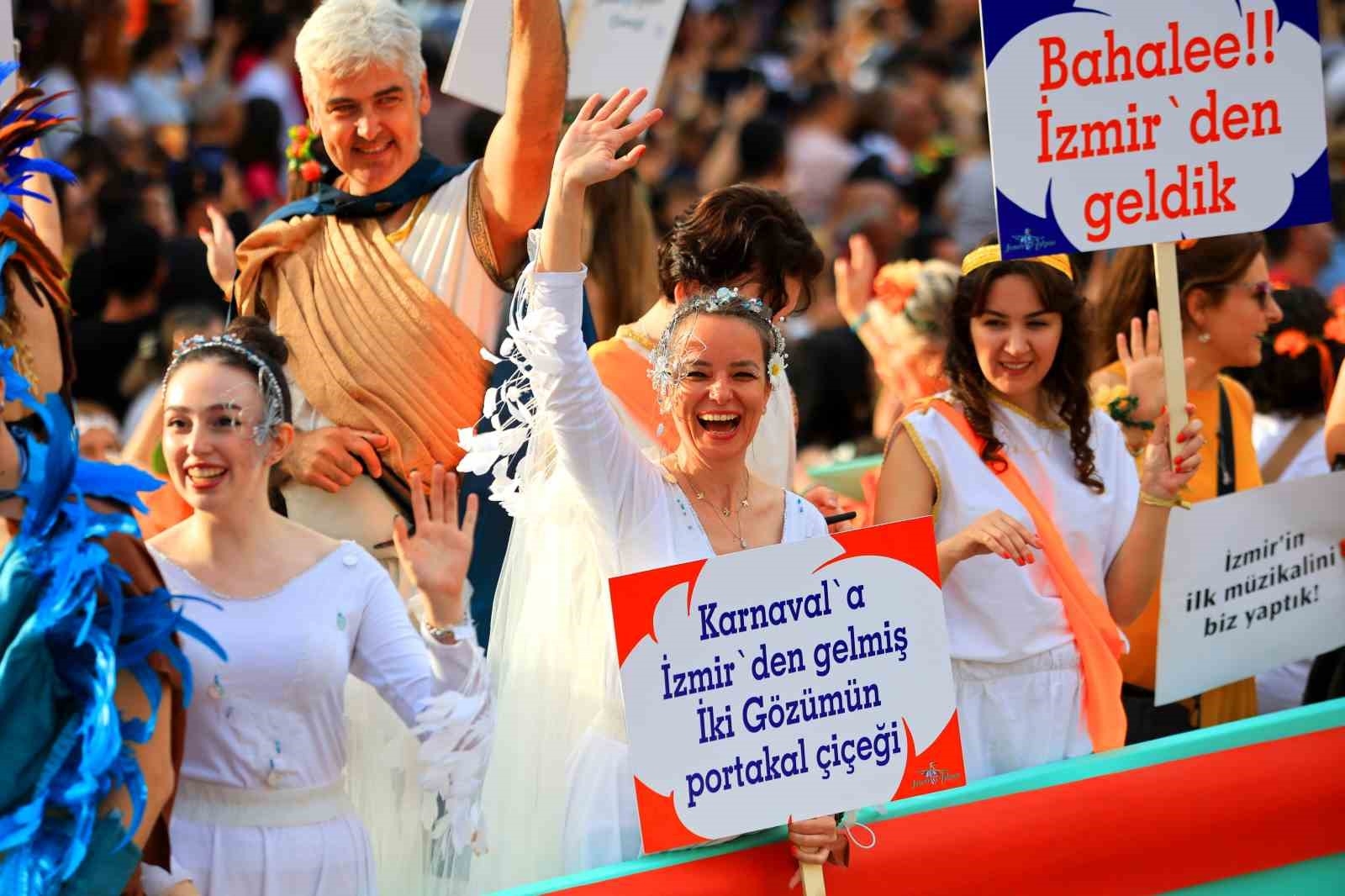 Adana'da karnaval korteji renkli görüntülere sahne oldu