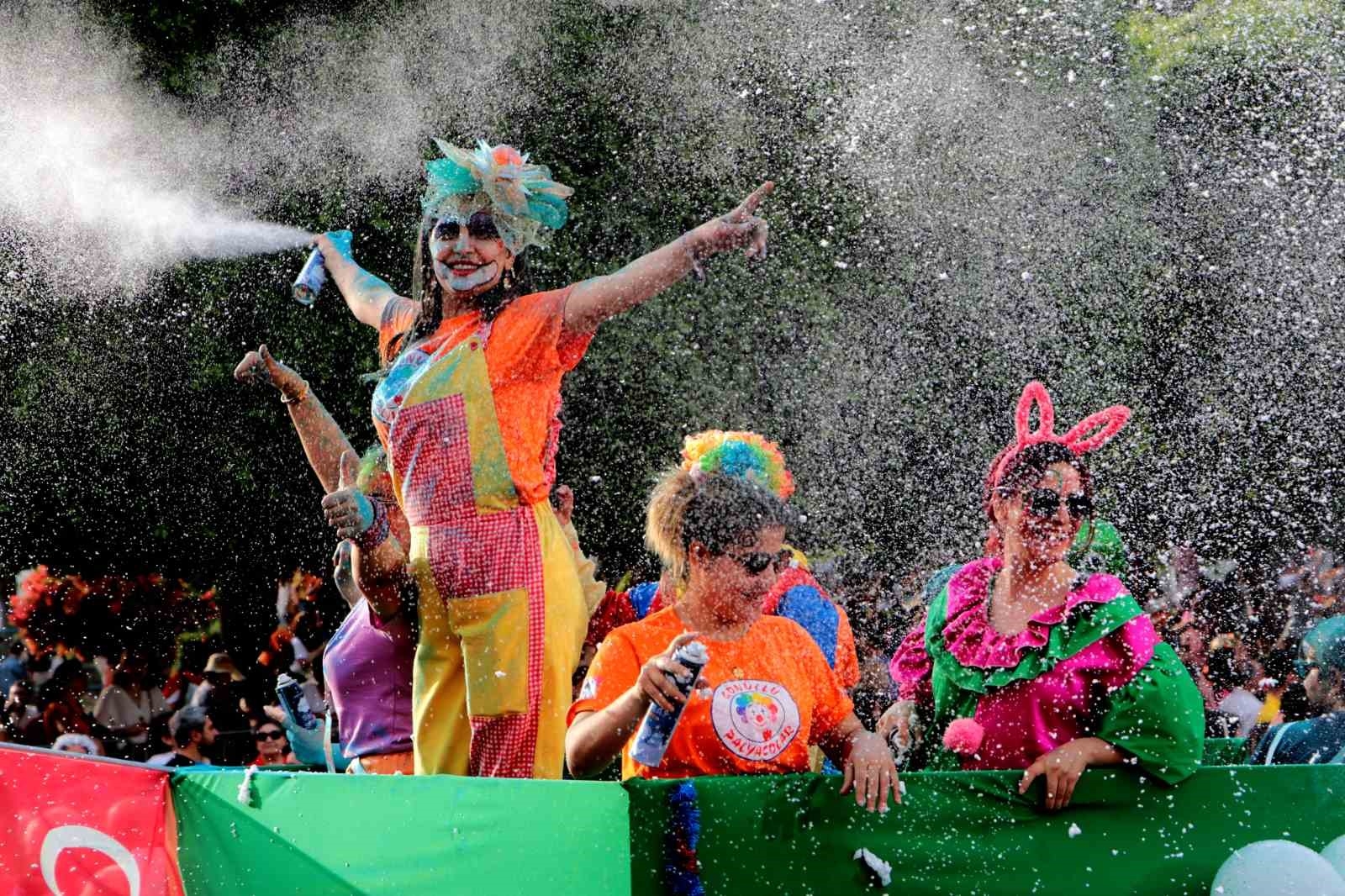 Adana'da karnaval korteji renkli görüntülere sahne oldu