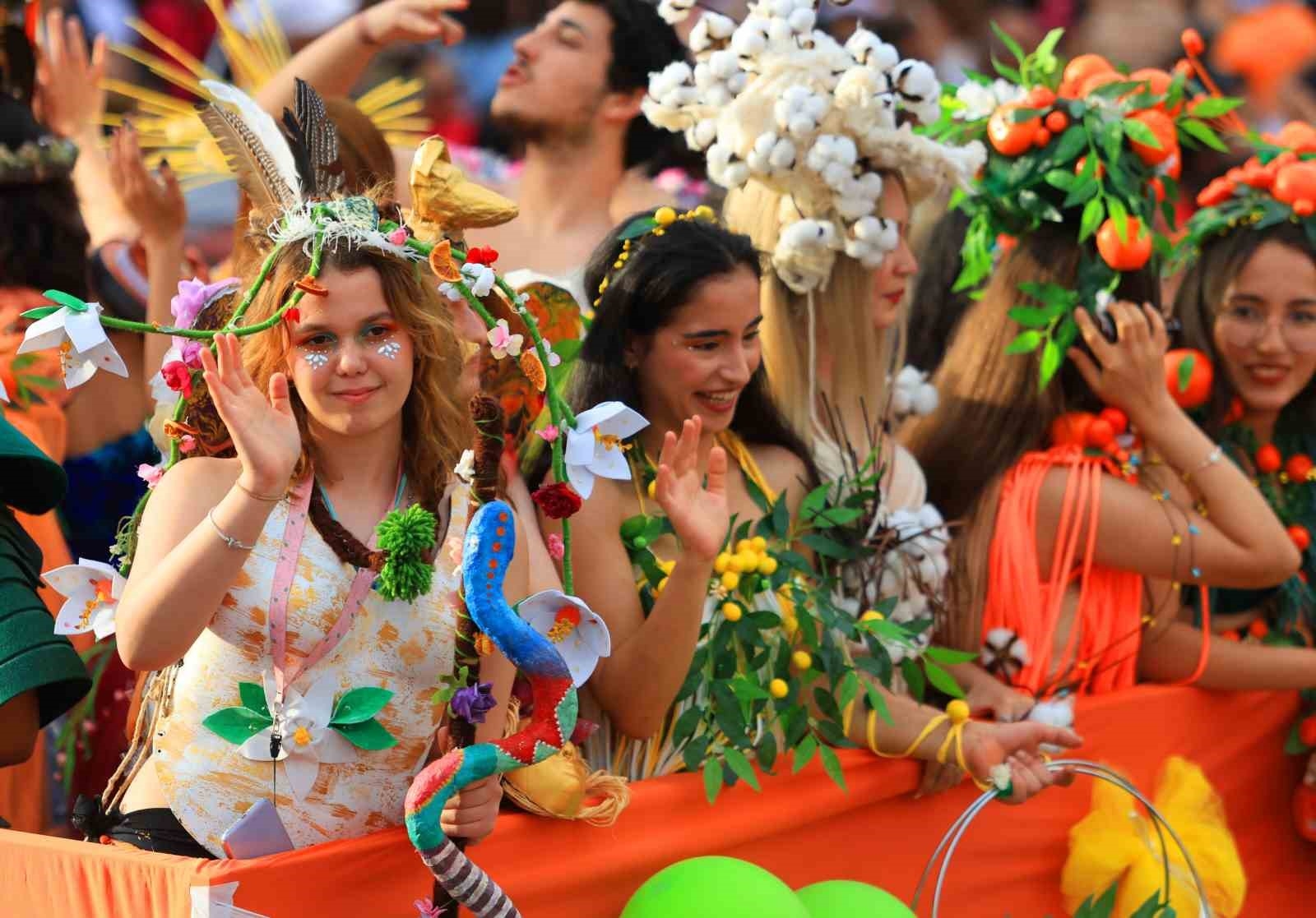 Adana'da karnaval korteji renkli görüntülere sahne oldu