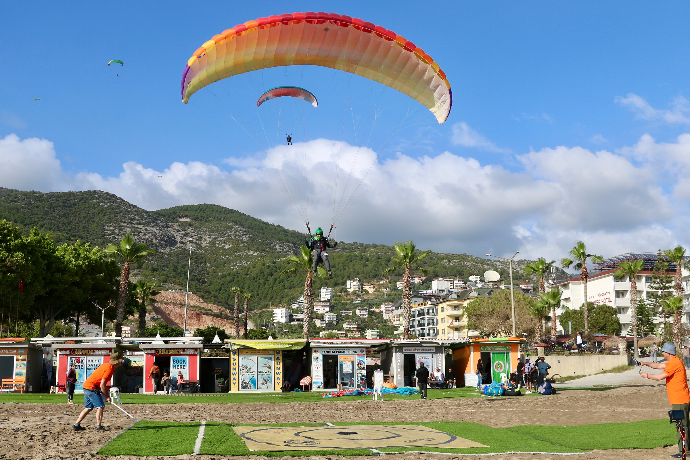 Alanya'da yamaç paraşütü hedef yarışması başladı