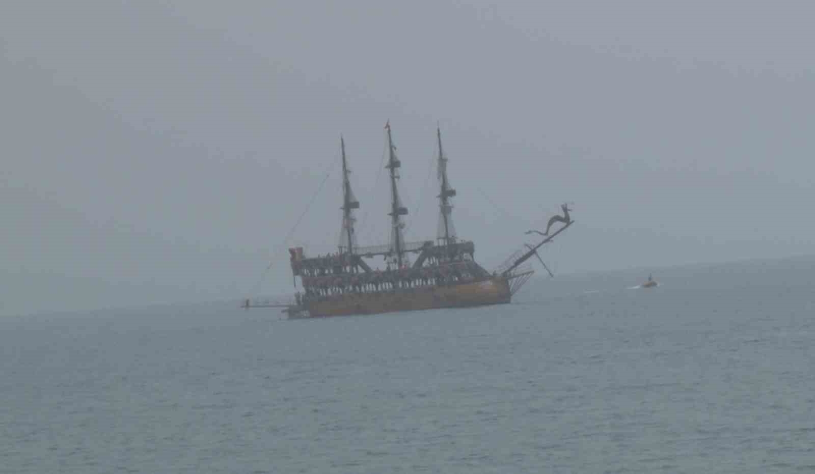 Alanya'da yoğun nem deniz trafiğinde görüş mesafesini düşürdü