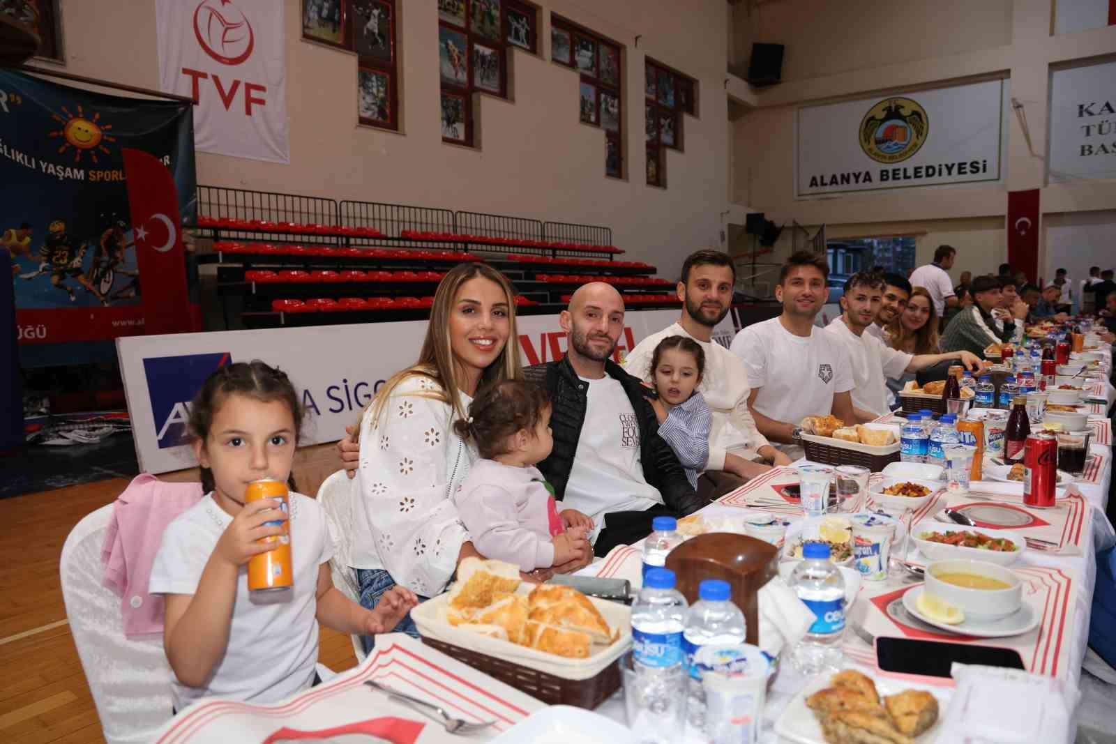 Alanyaspor iftar yemeğinde buluştu