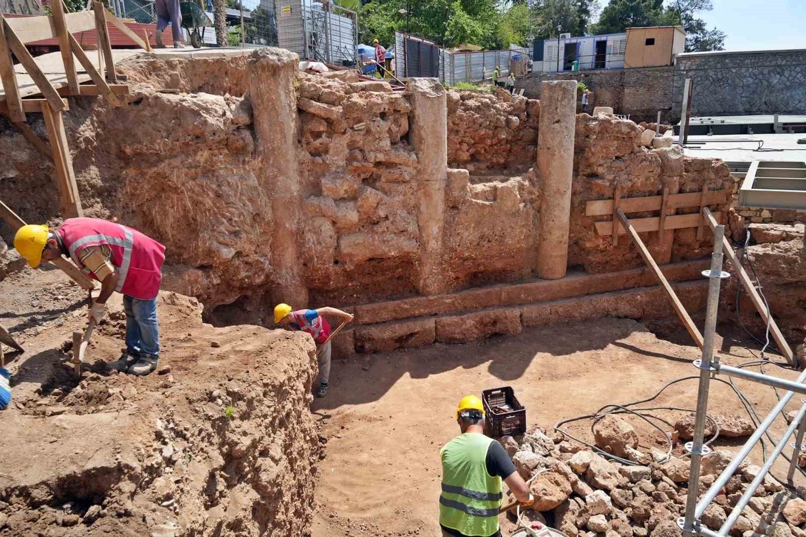 Antalya'da deniz manzaralı 3 bin 500 yıllık 800 metre uzunluğunda sütunlu cadde keşfedildi