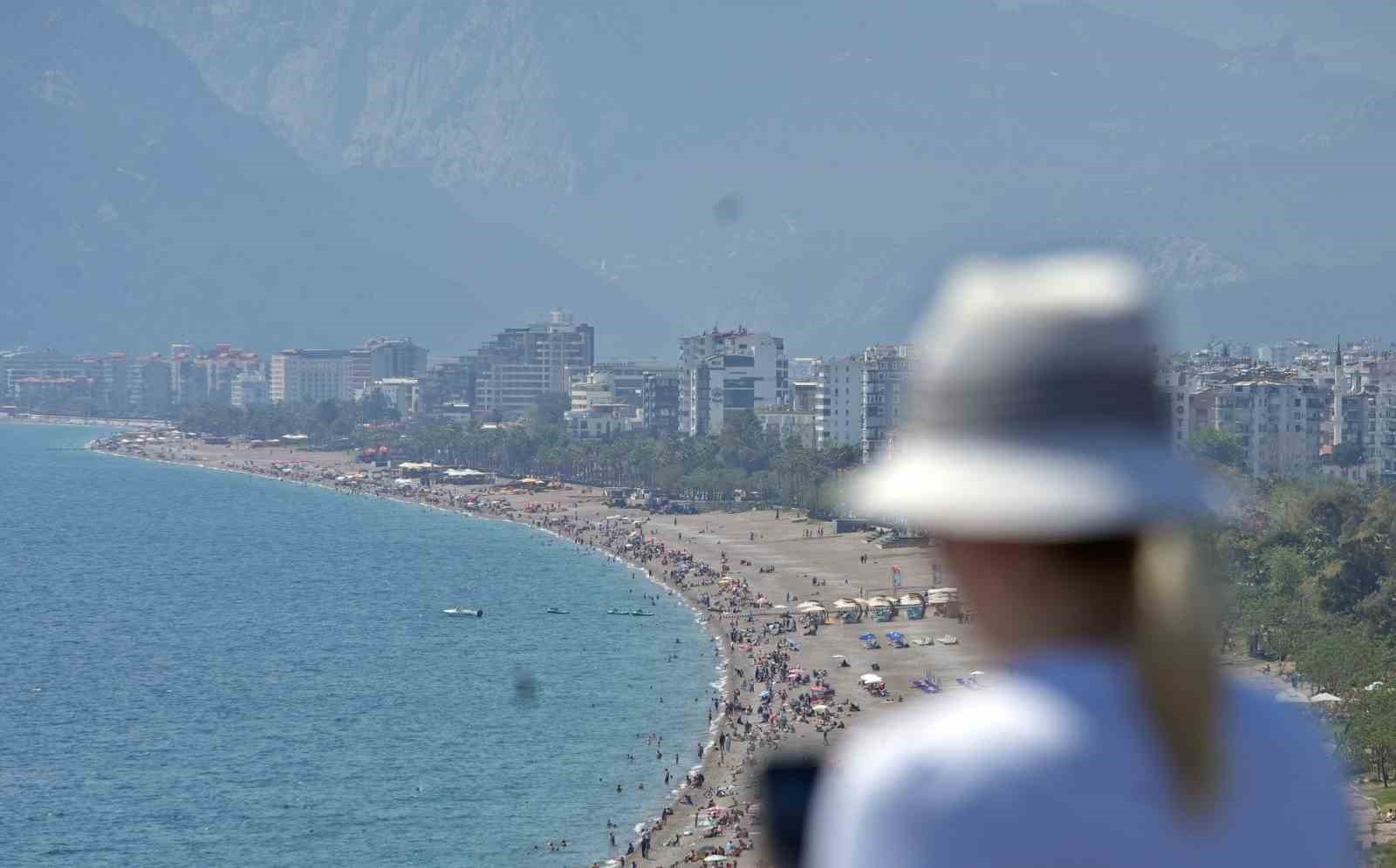Antalya'da düşen sıcaklık bile mevsim normalleri üzerinde seyrediyor
