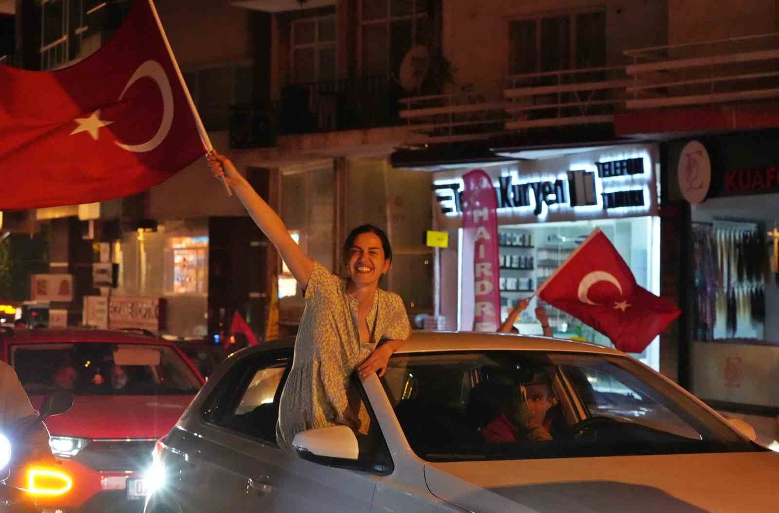 Antalya'da erik dallı seçim kutlaması