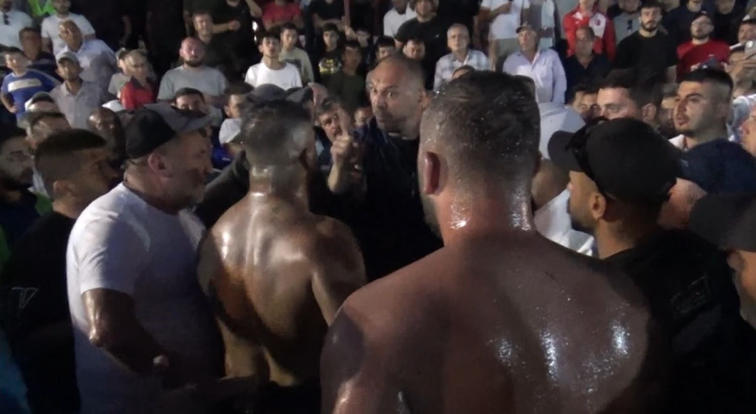 Başpehlivanlar arasındaki sözlü tartışma, gerginliğe dönüştü
