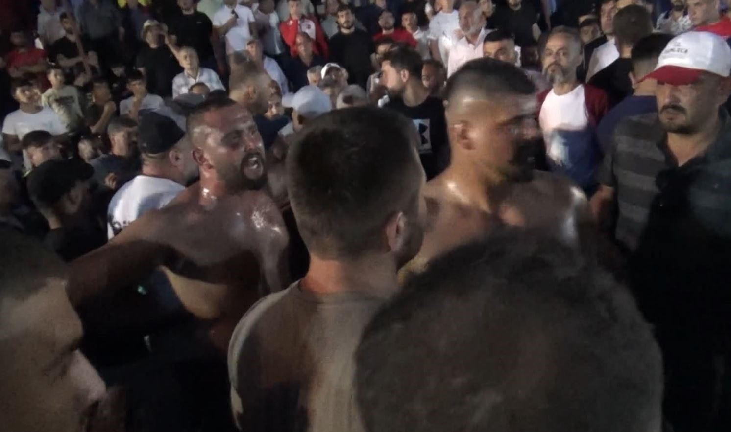 Başpehlivanlar arasındaki sözlü tartışma, gerginliğe dönüştü