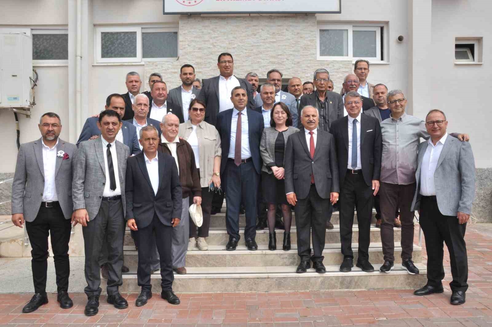 Bayram şekeri yerine çilek ve erik ikram edildi